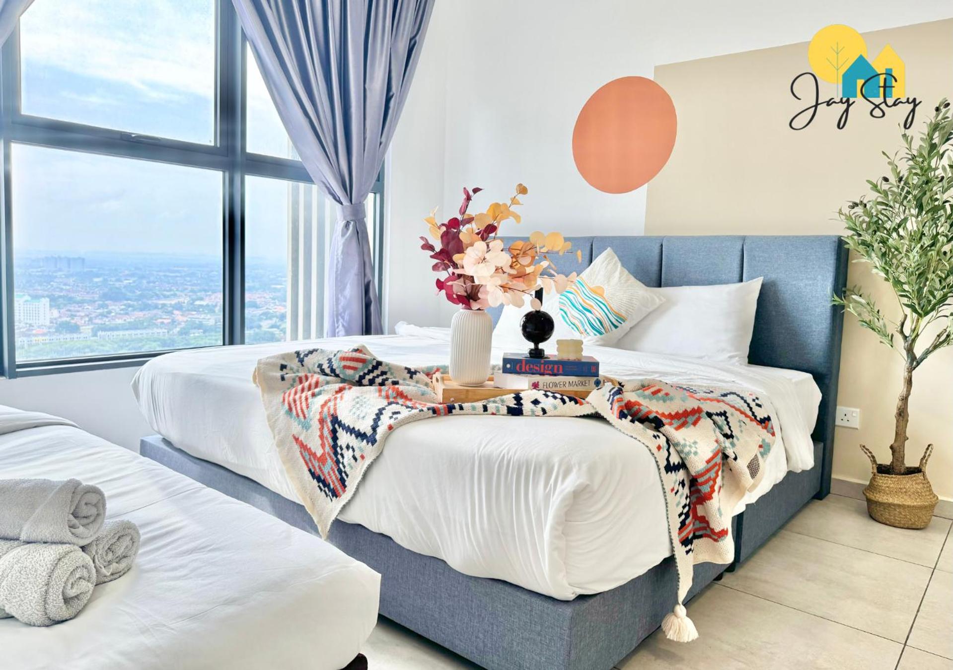 Three-Bedroom Apartment with Sea View - Photo 4