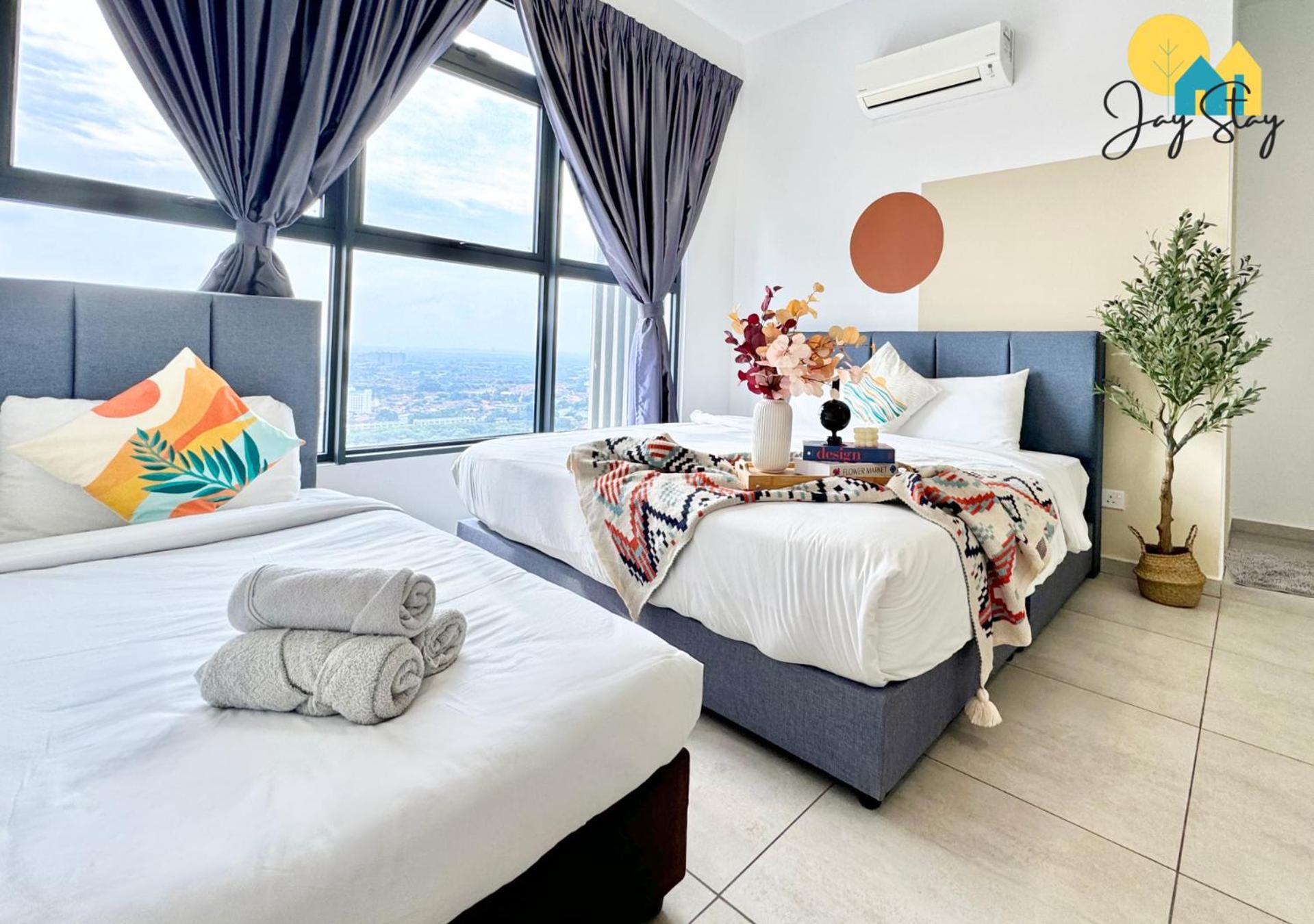 Three-Bedroom Apartment with Sea View - Photo 16