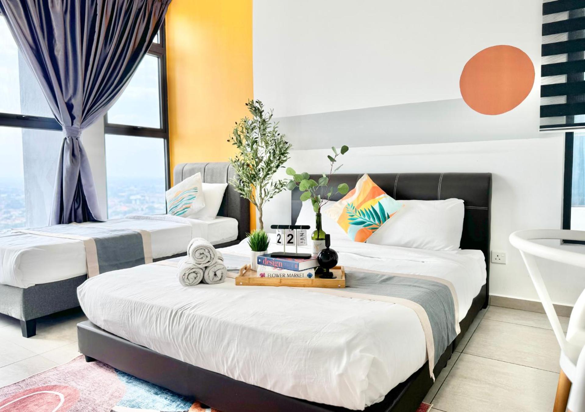 Three-Bedroom Apartment with Sea View - Photo 2
