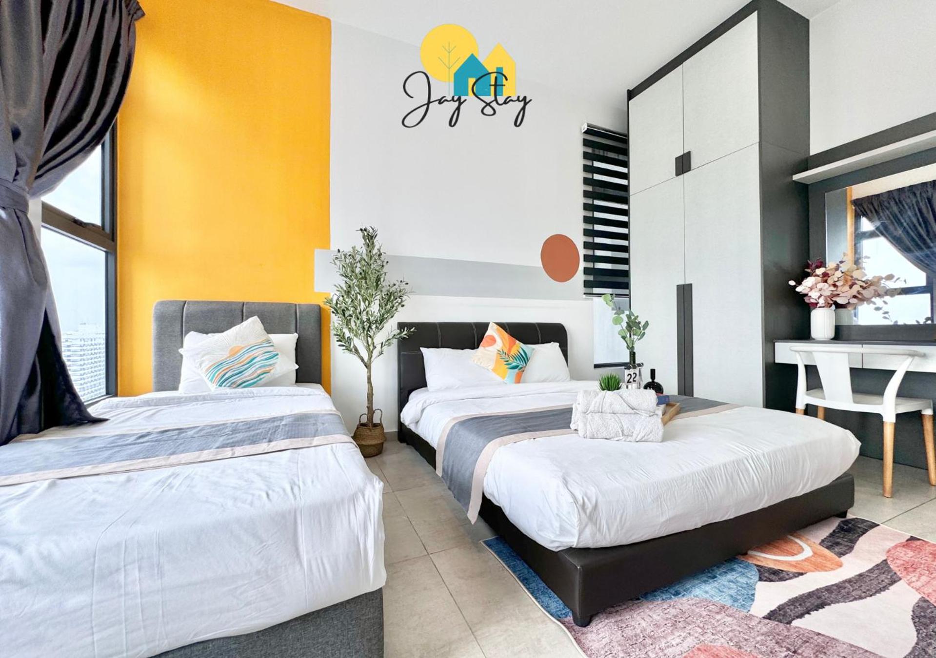 Three-Bedroom Apartment with Sea View - Photo 12