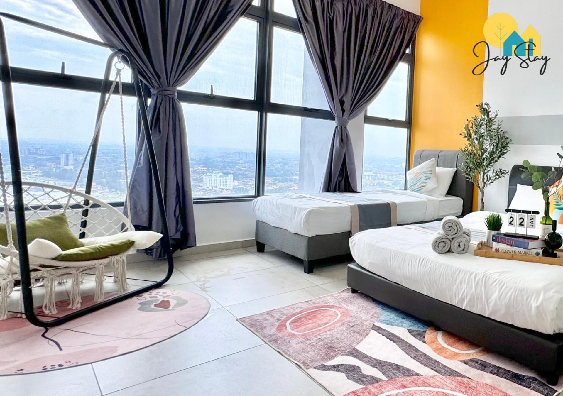 Three-Bedroom Apartment with Sea View - Photo 10