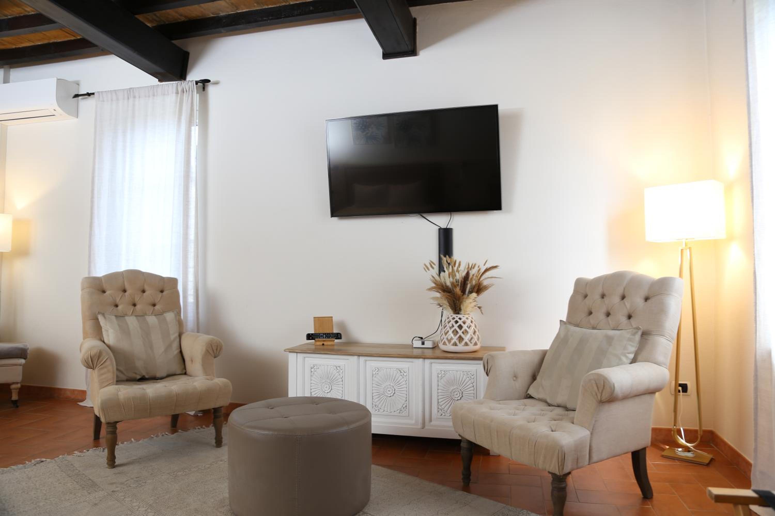 Deluxe Suite - Photo 10