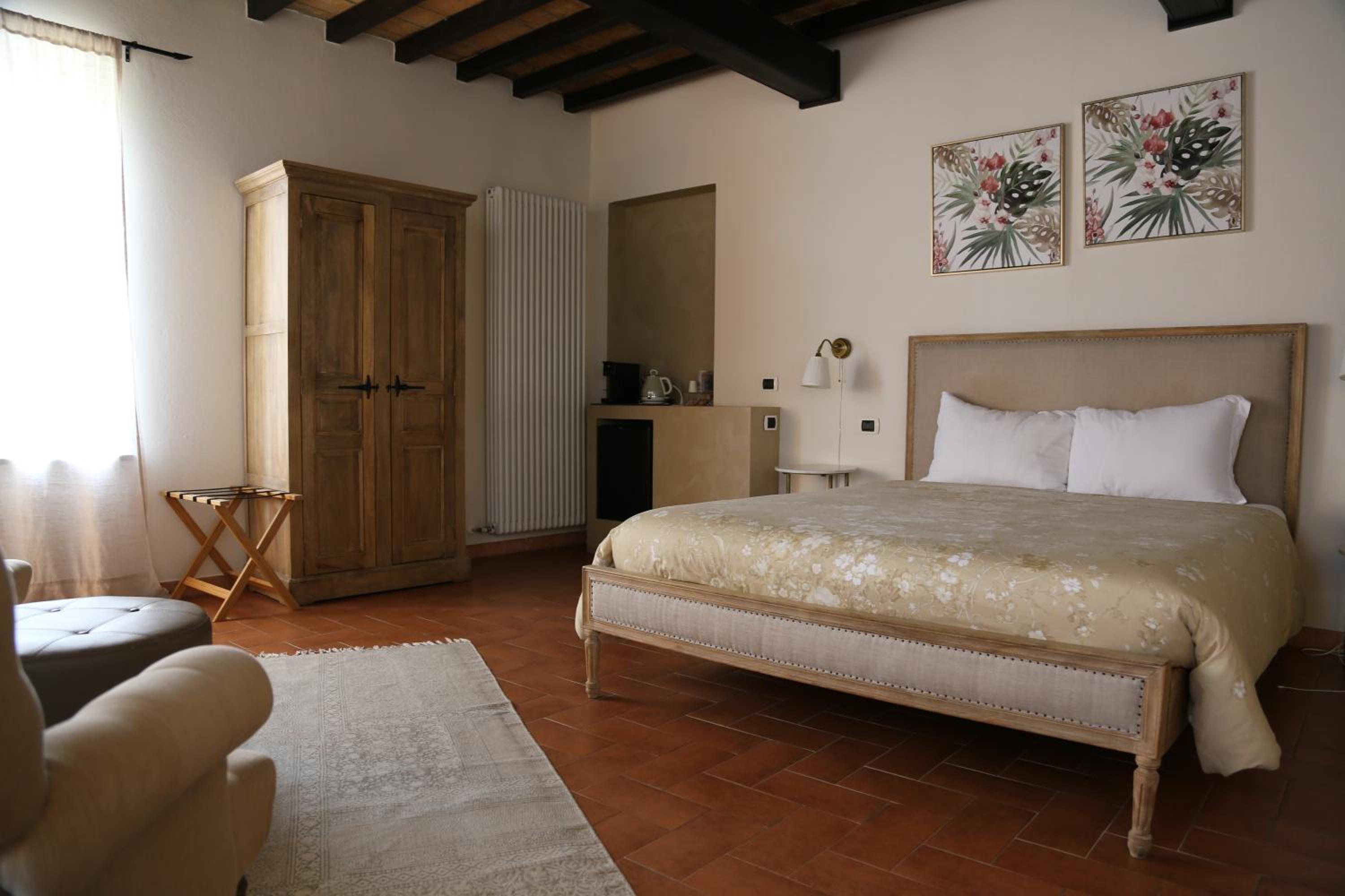 Deluxe Suite - Photo 9