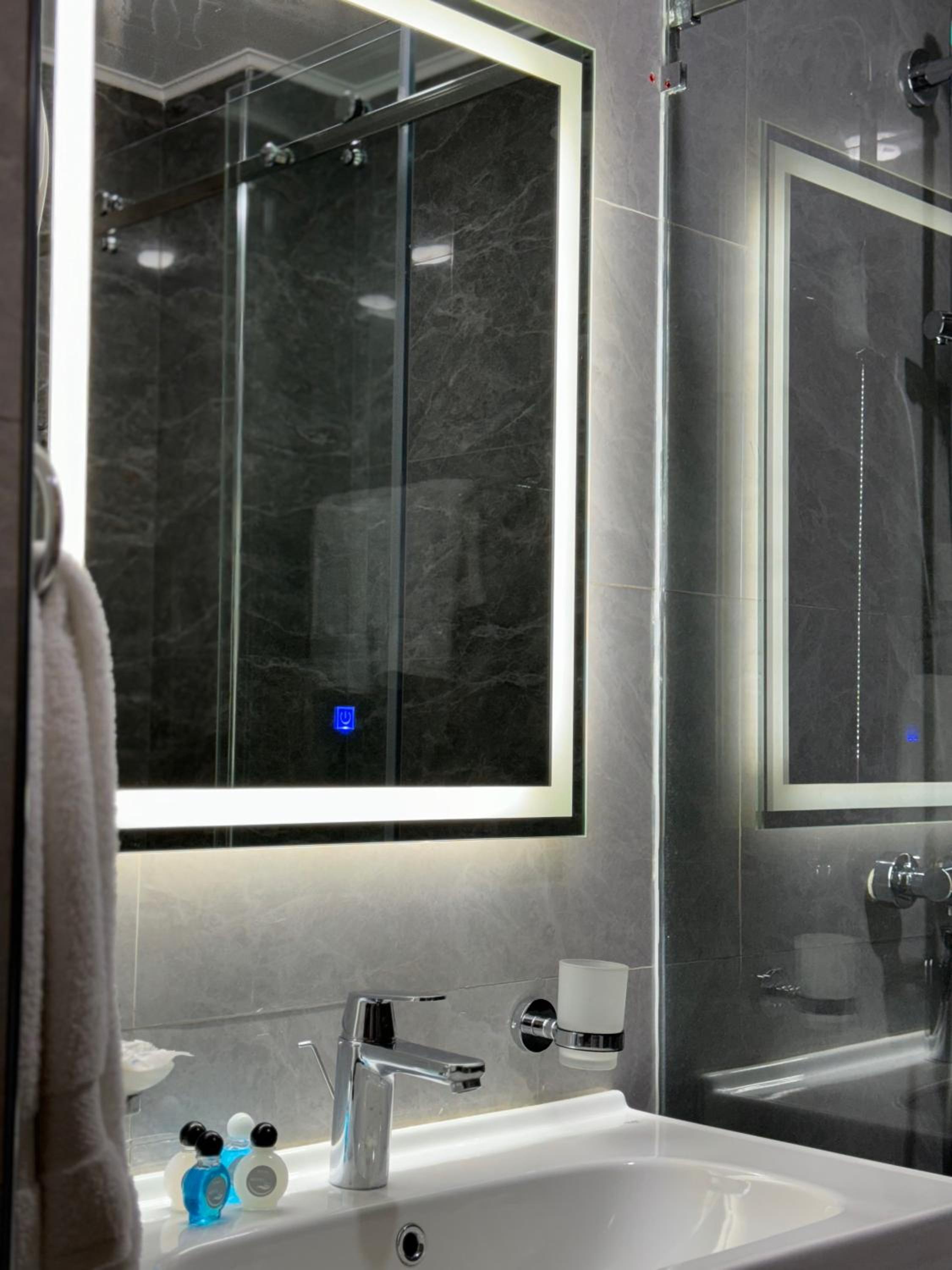 Suite - Photo 9