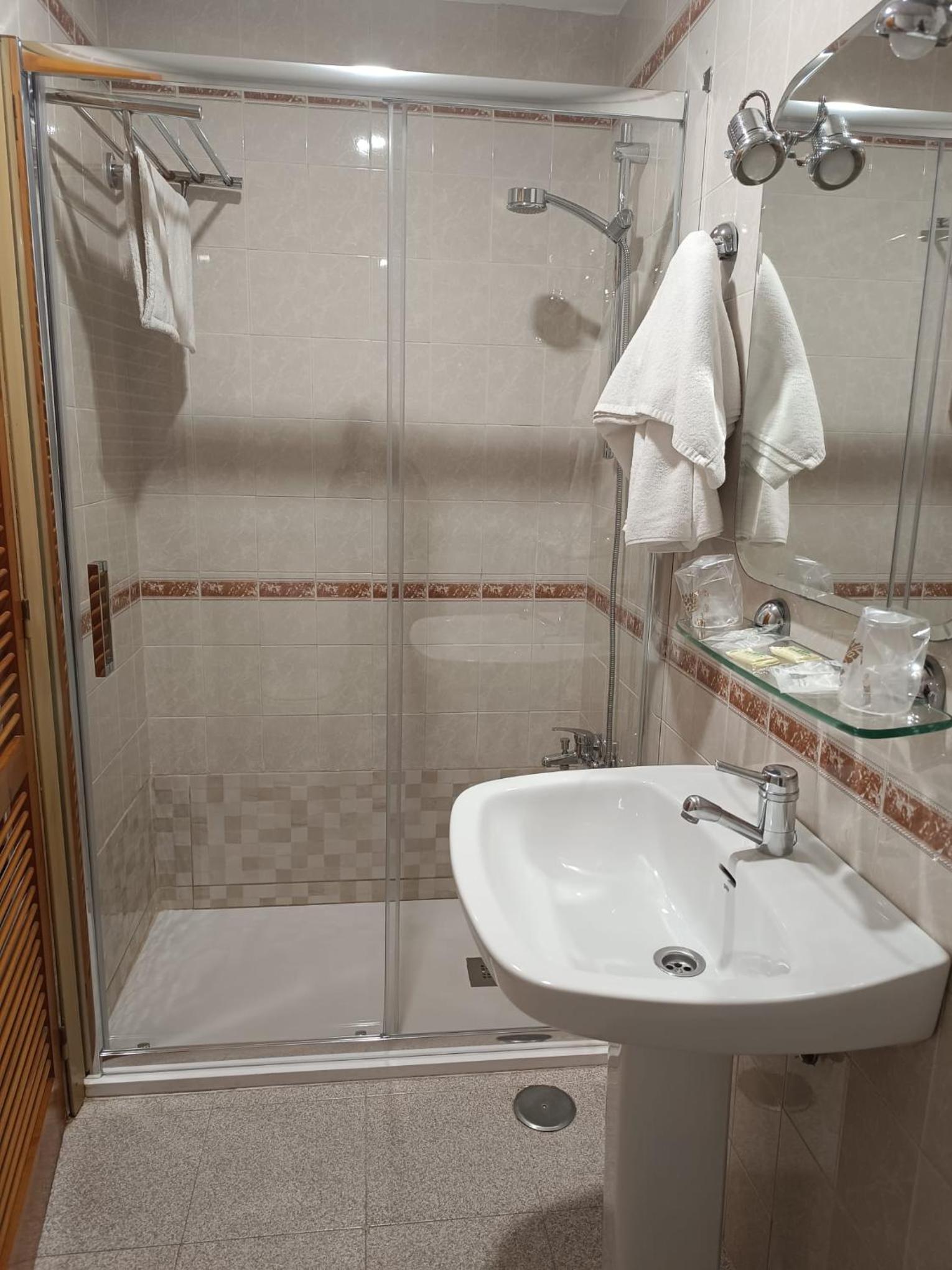 Double Room - Photo 2