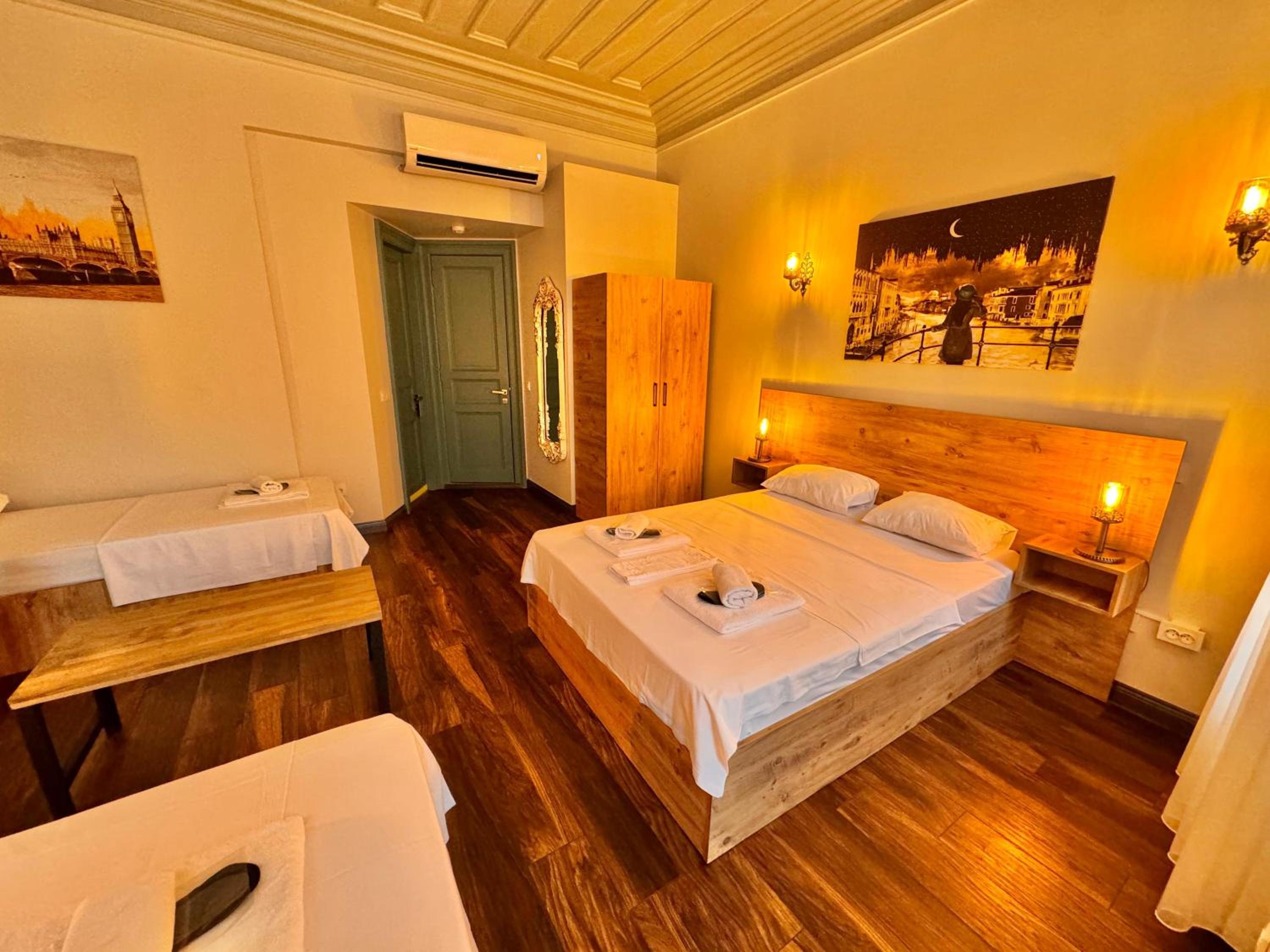 Quadruple Room with Balcony photo 1