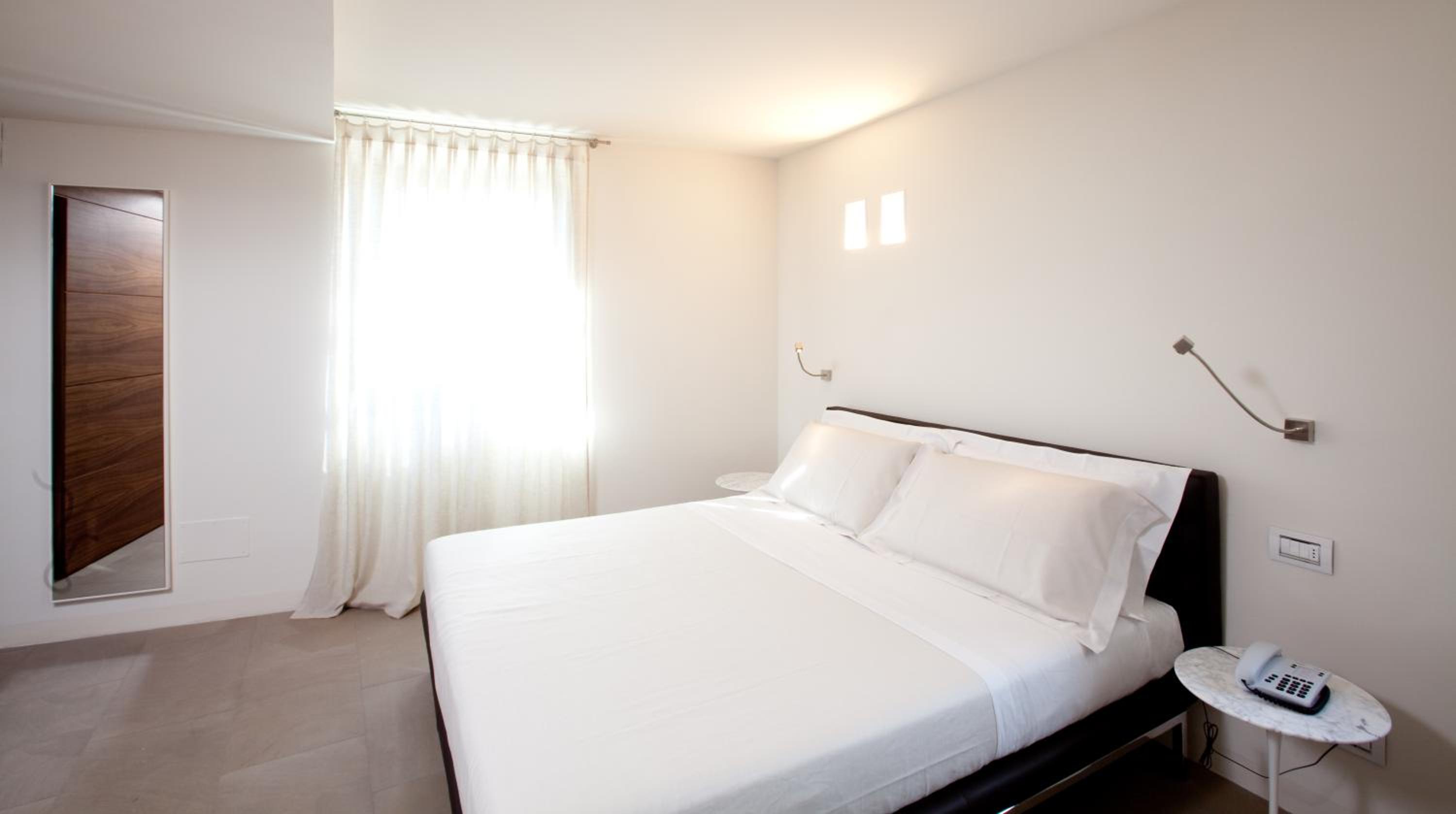 Deluxe Room with Spa Access - Photo 5