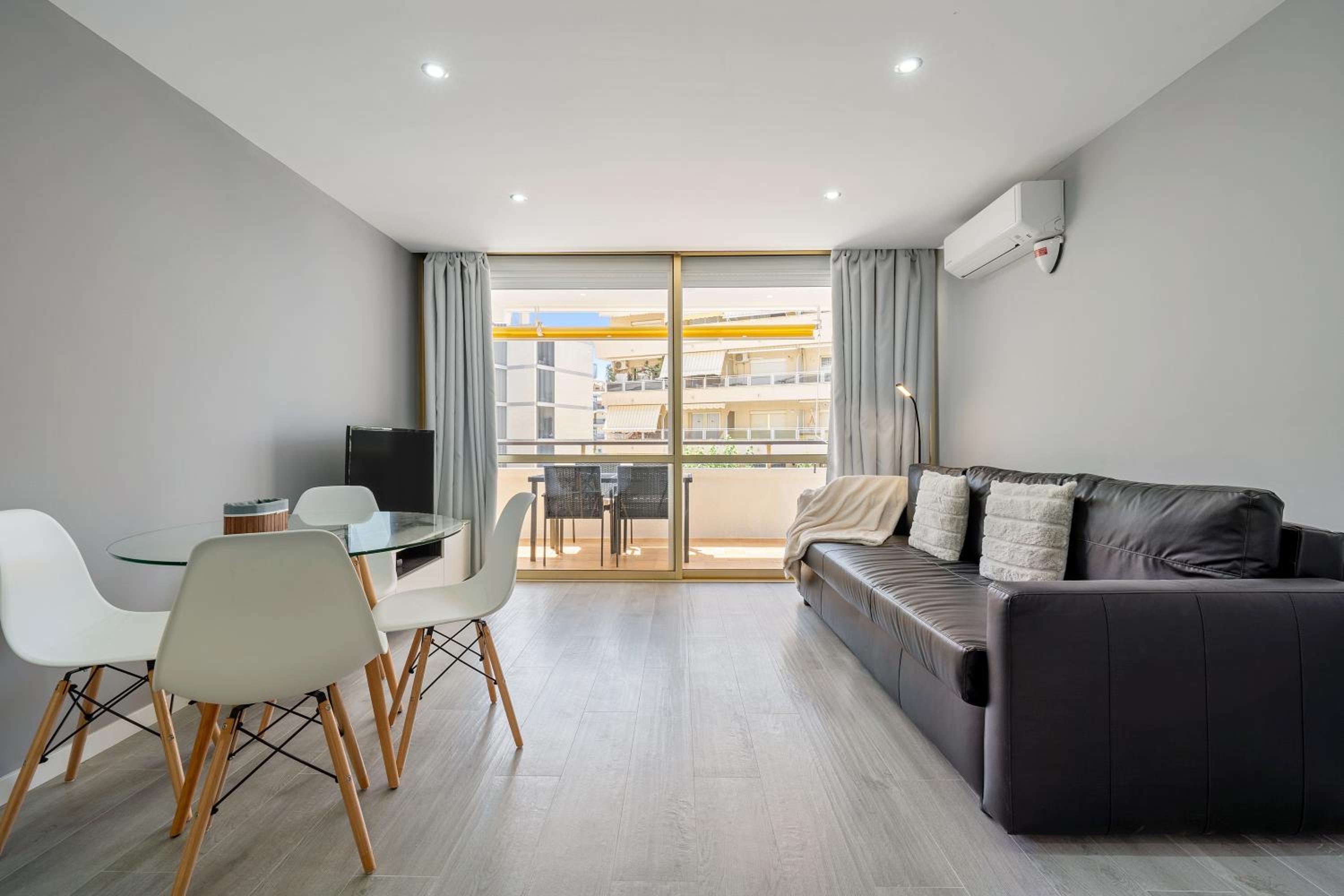 Apartamento de un dormitorio superior con balcón