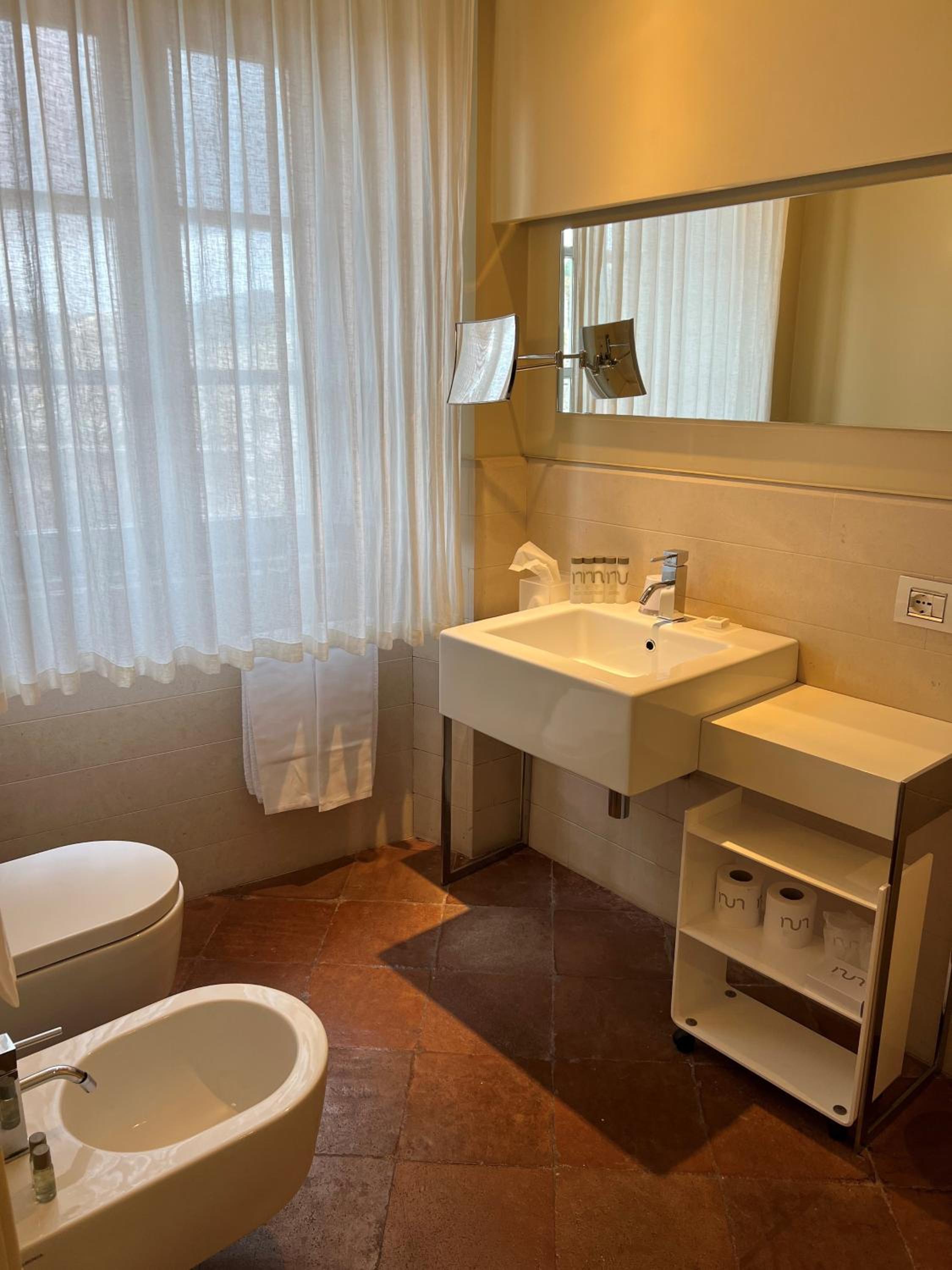 Deluxe Room with Spa Access - Photo 4