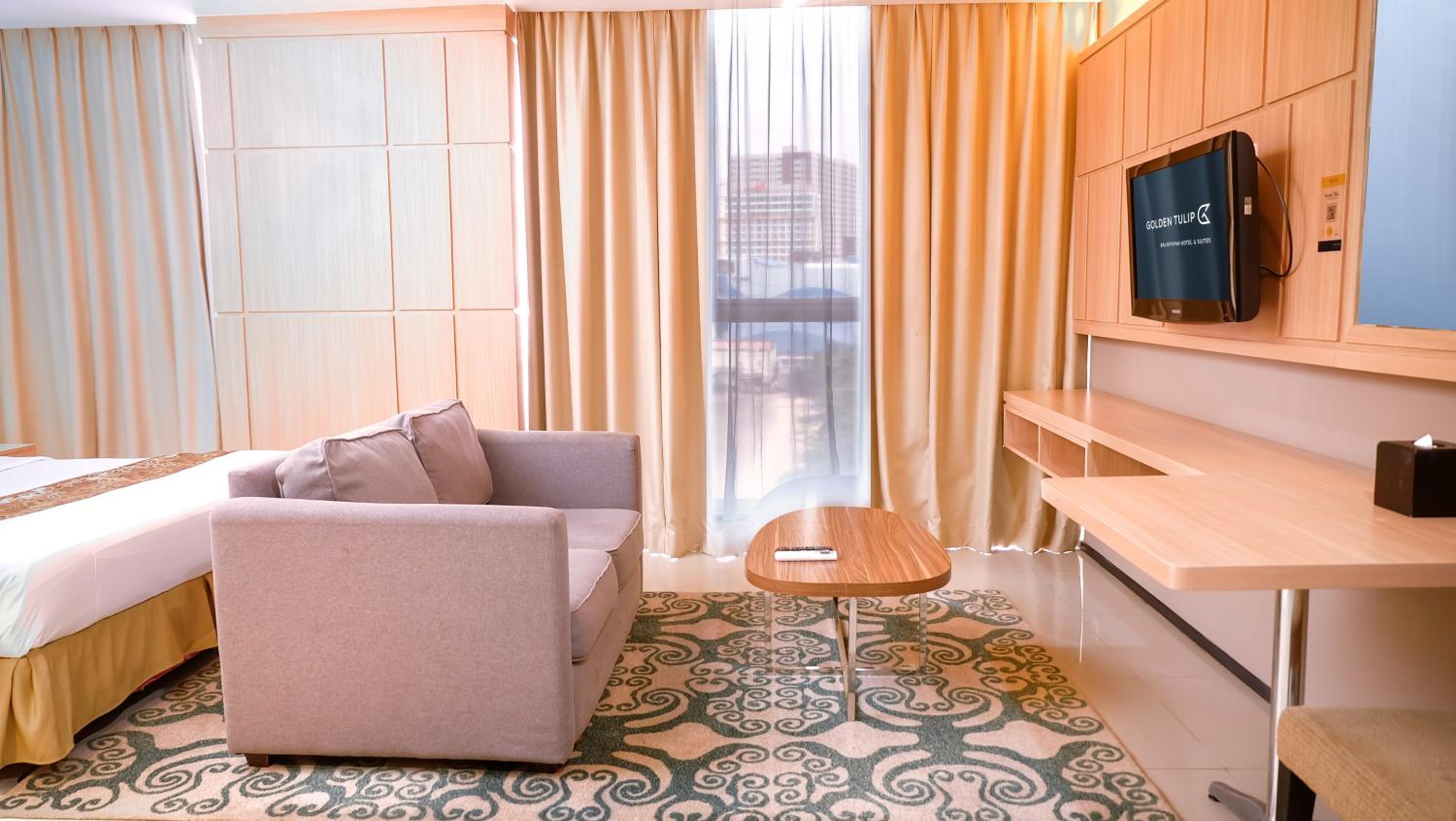 Deluxe Room - 1 Queen Bed - Photo 1