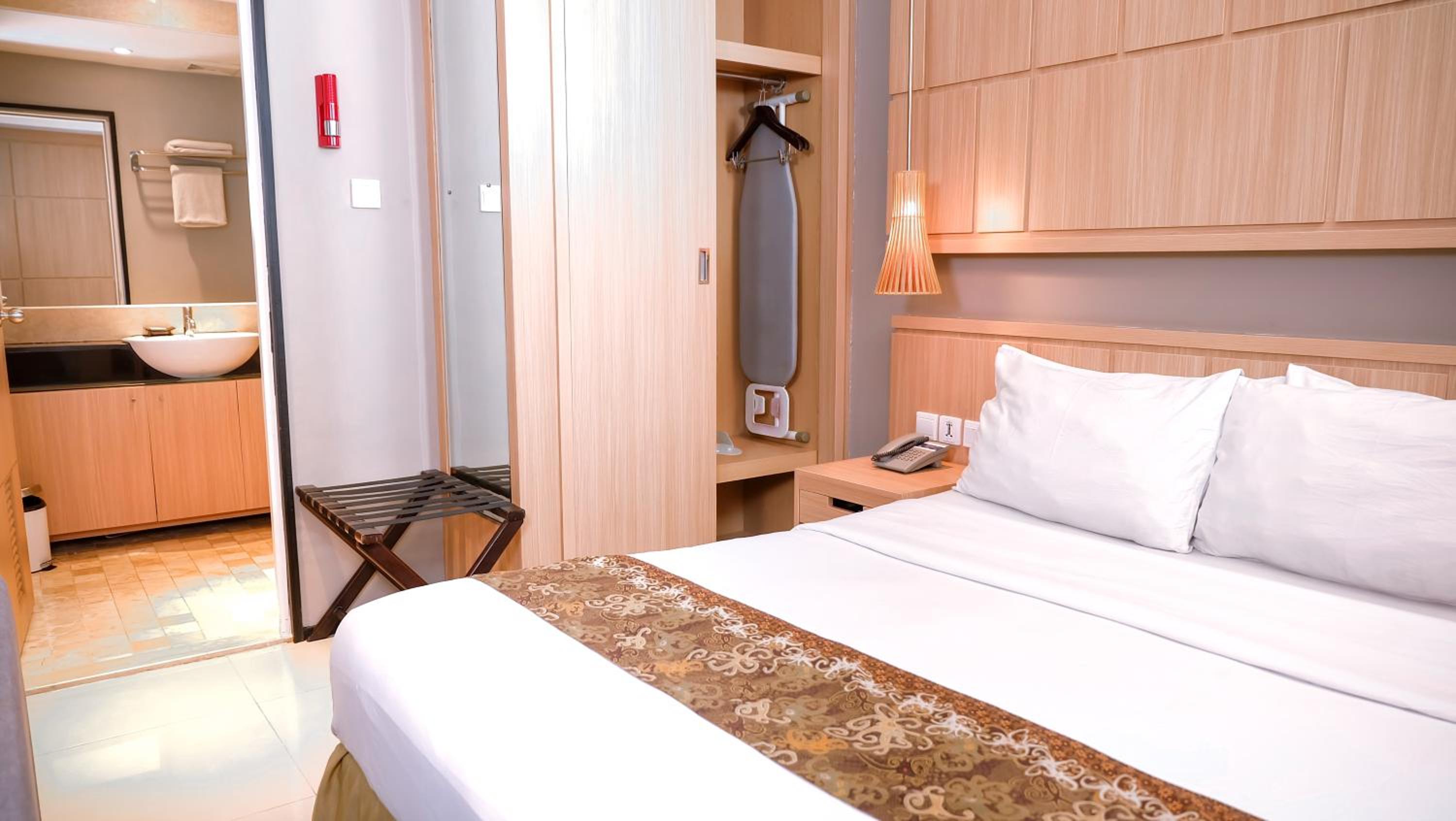 Deluxe Room - 1 Queen Bed - Photo 4