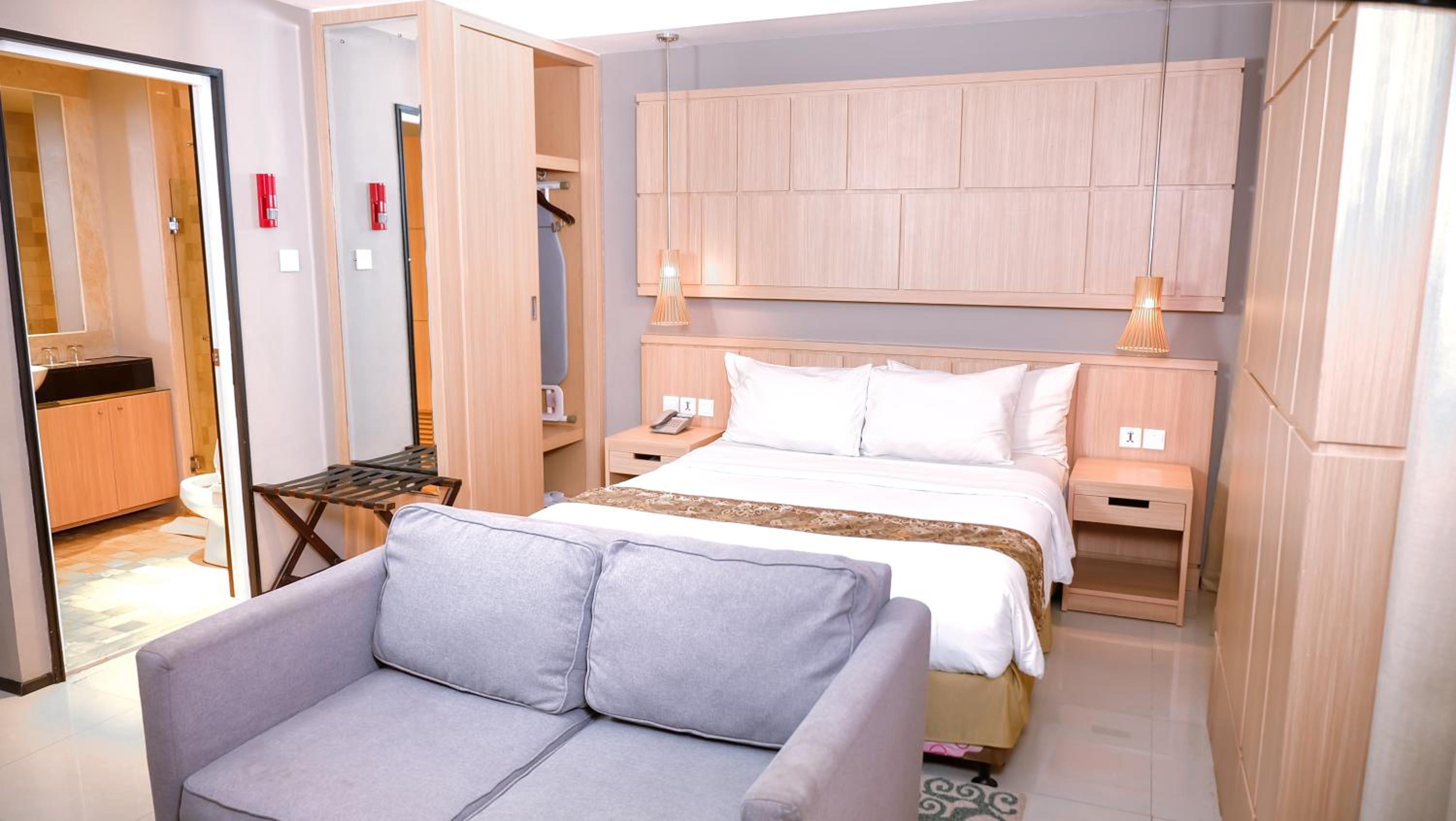 Deluxe Room - 1 Queen Bed - Photo 3