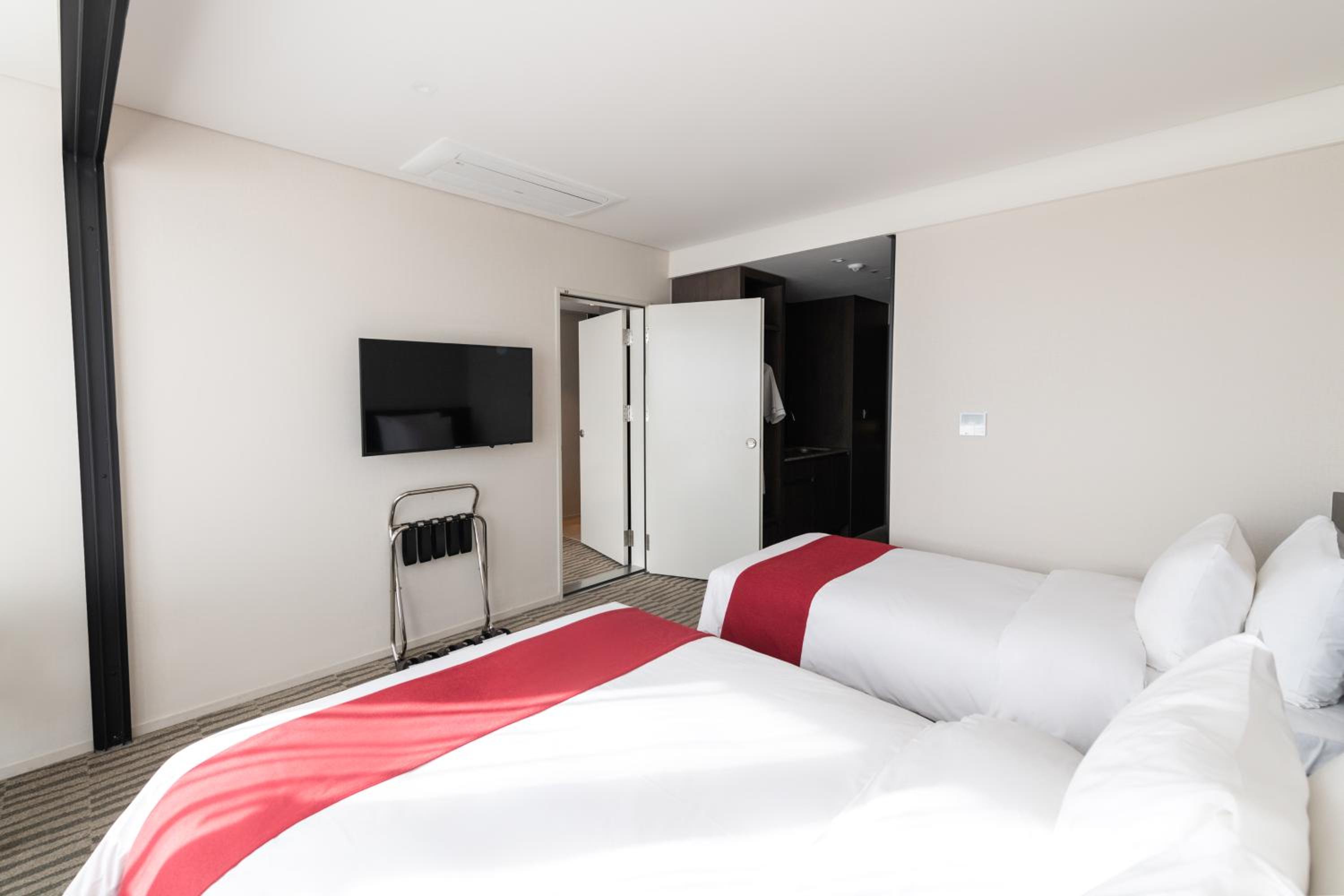 Deluxe Family Premier Connecting Room - Photo 1
