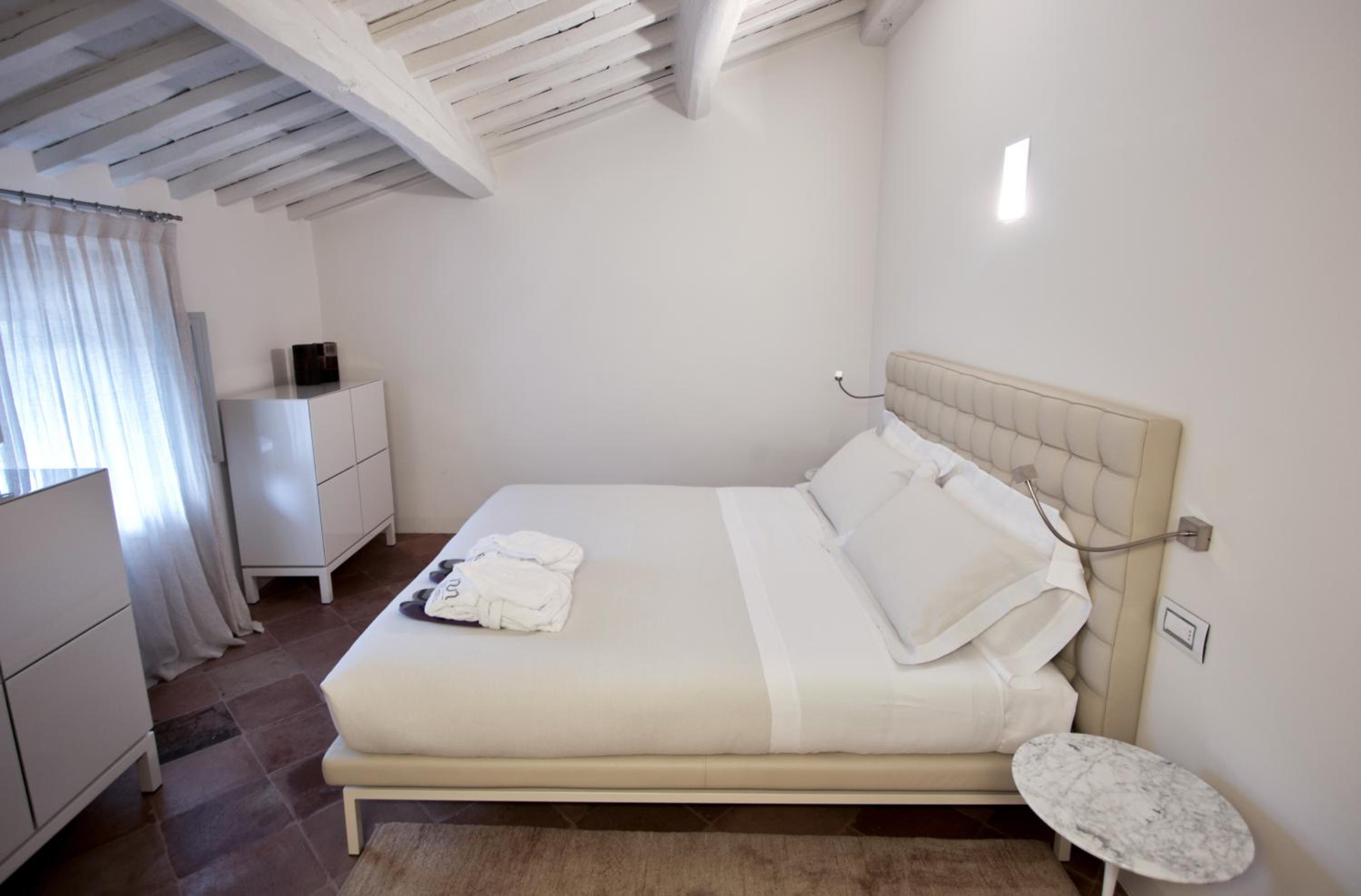 Exclusive Suite with Spa Access - Photo 7