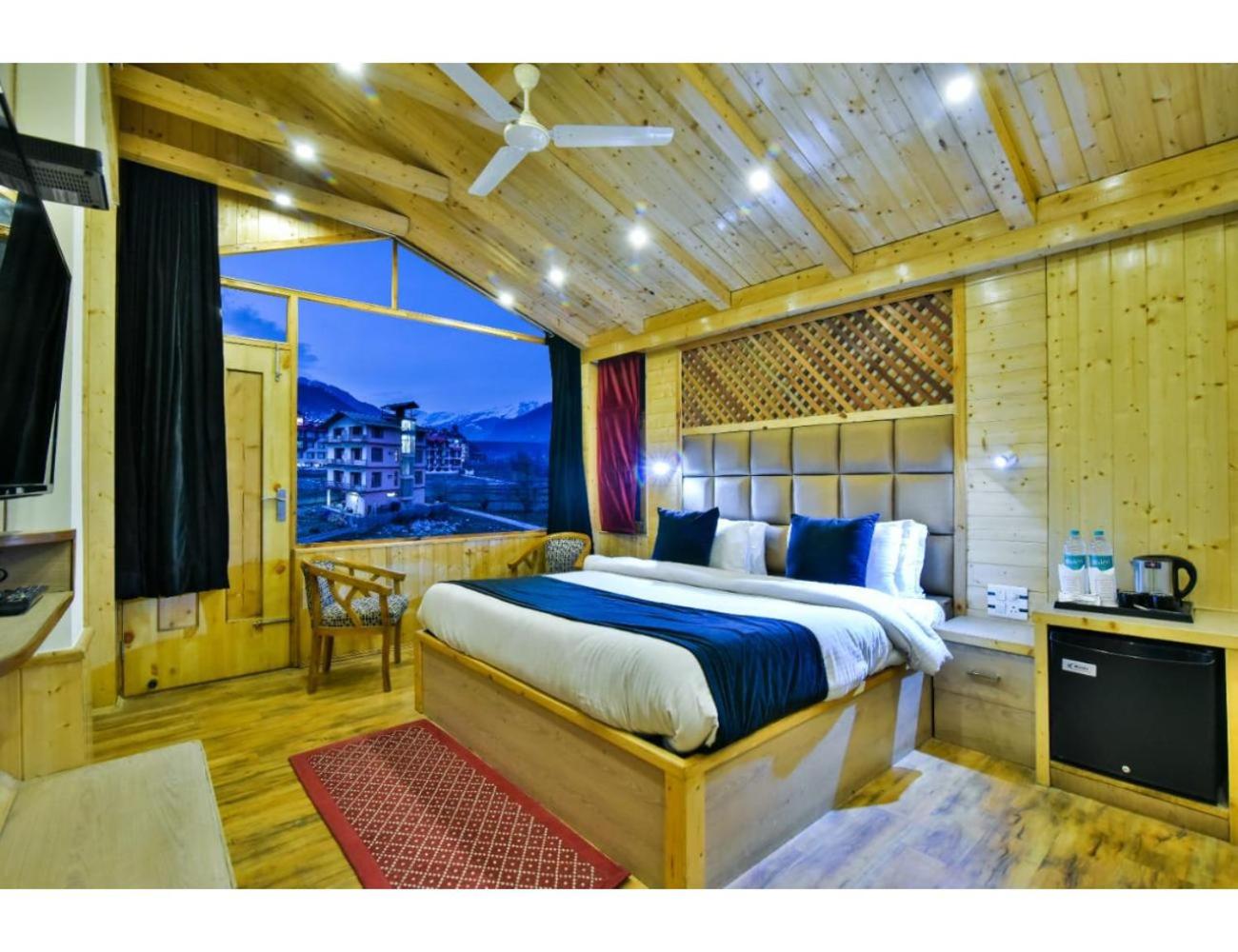 Deluxe Queen Room