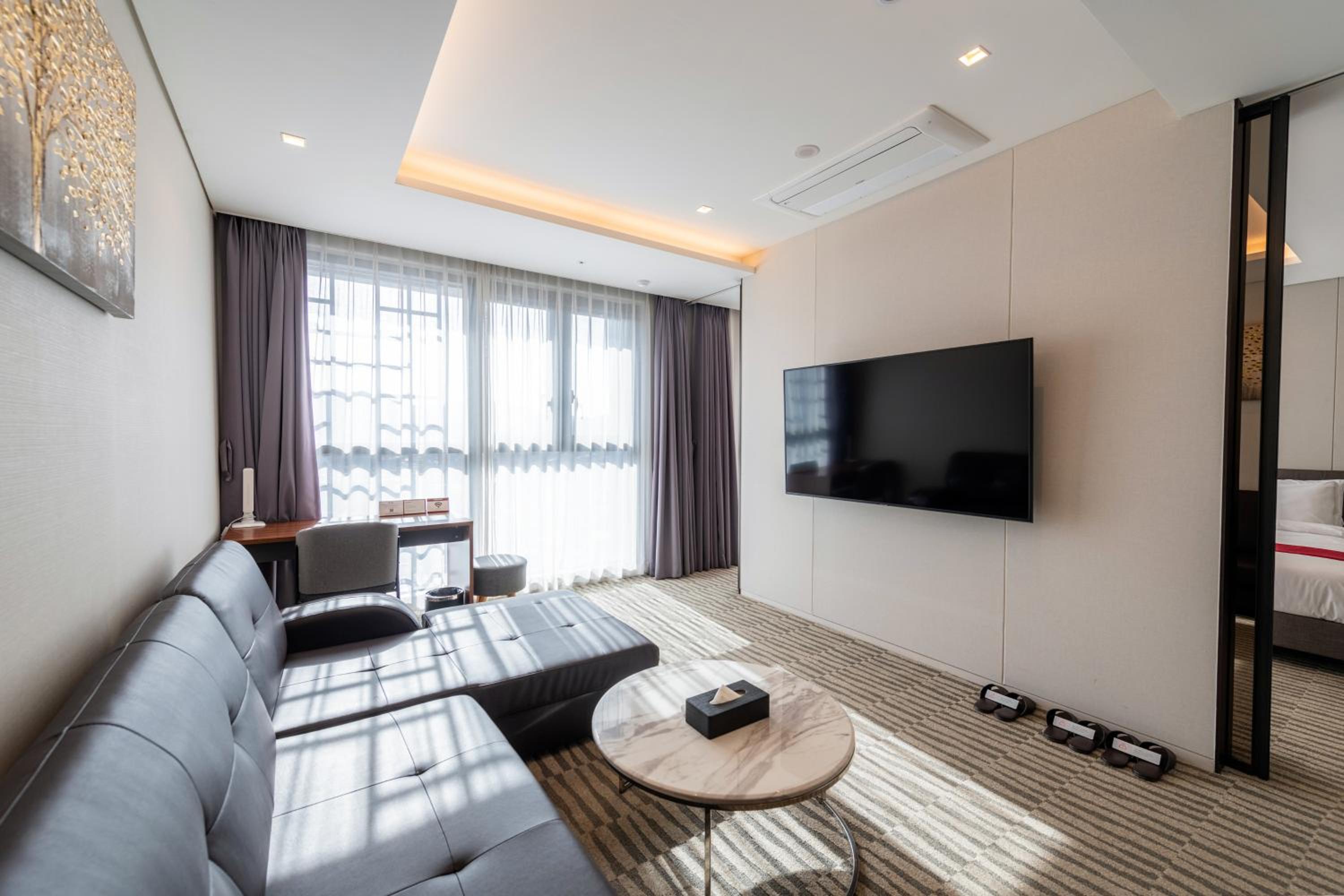 Premier Suite - Photo 2