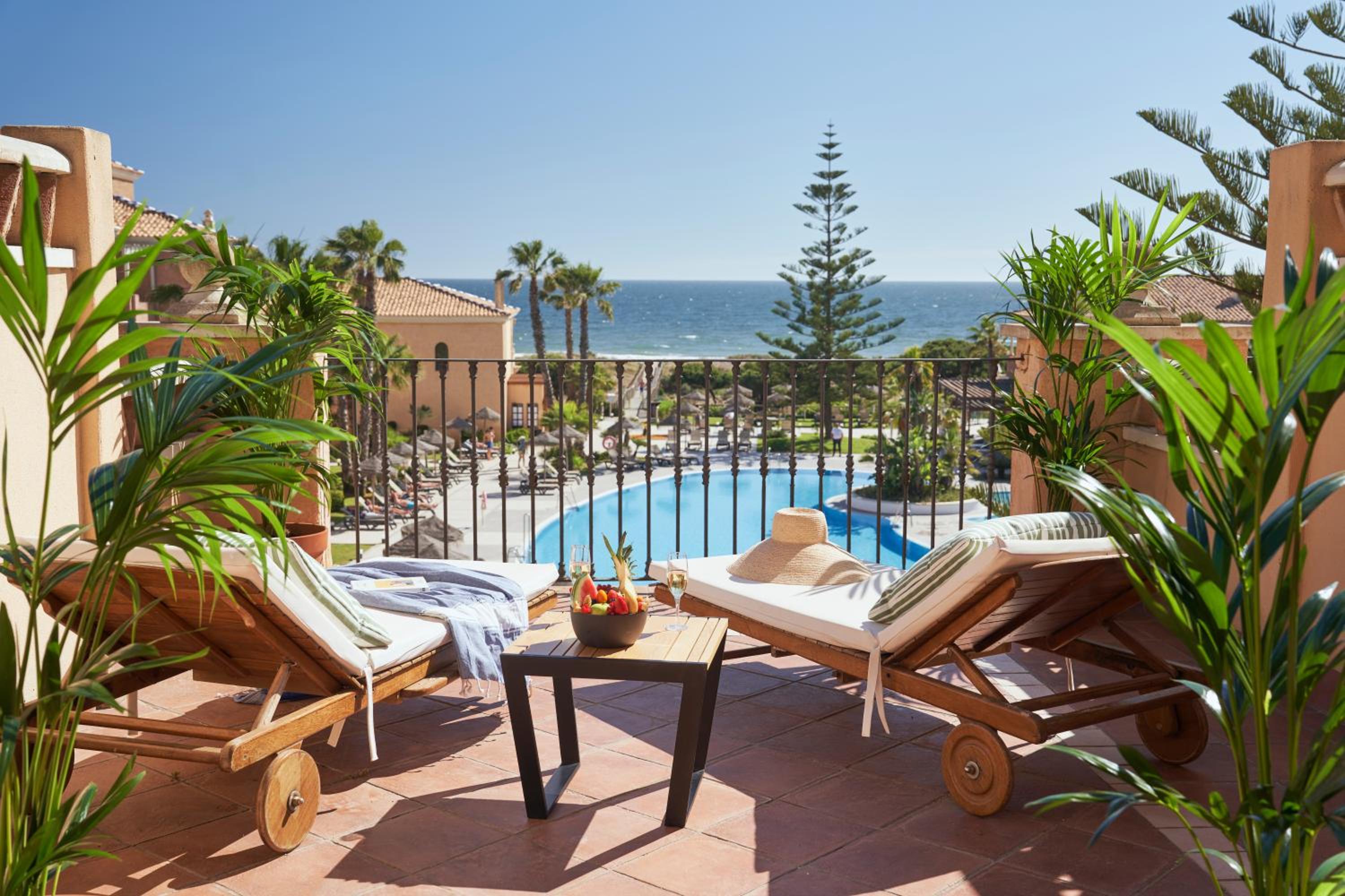 Deluxe Room with Pool View - Photo 6