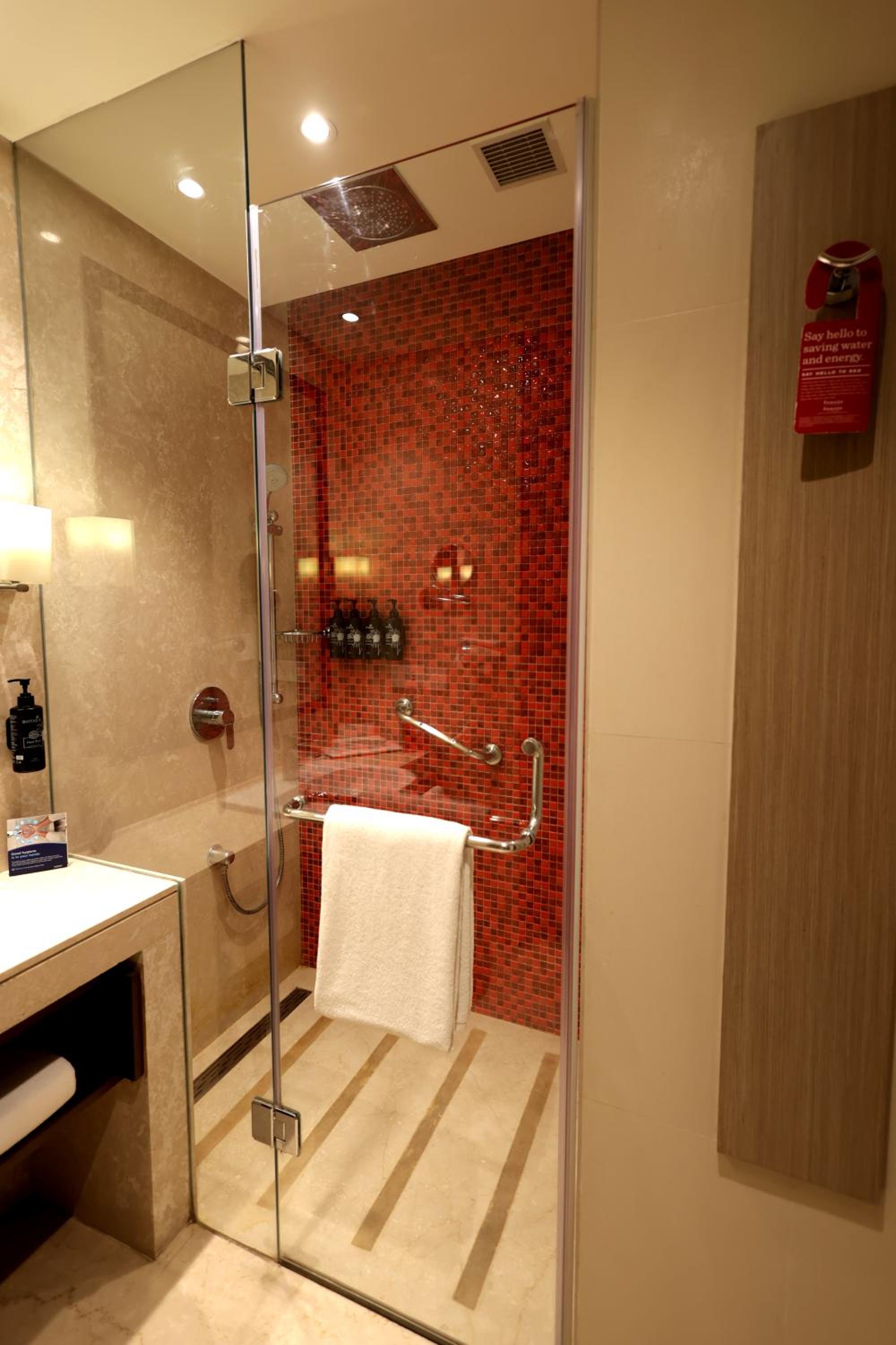 King Room - Book and Unlock Exclusive discounts - Photo 4