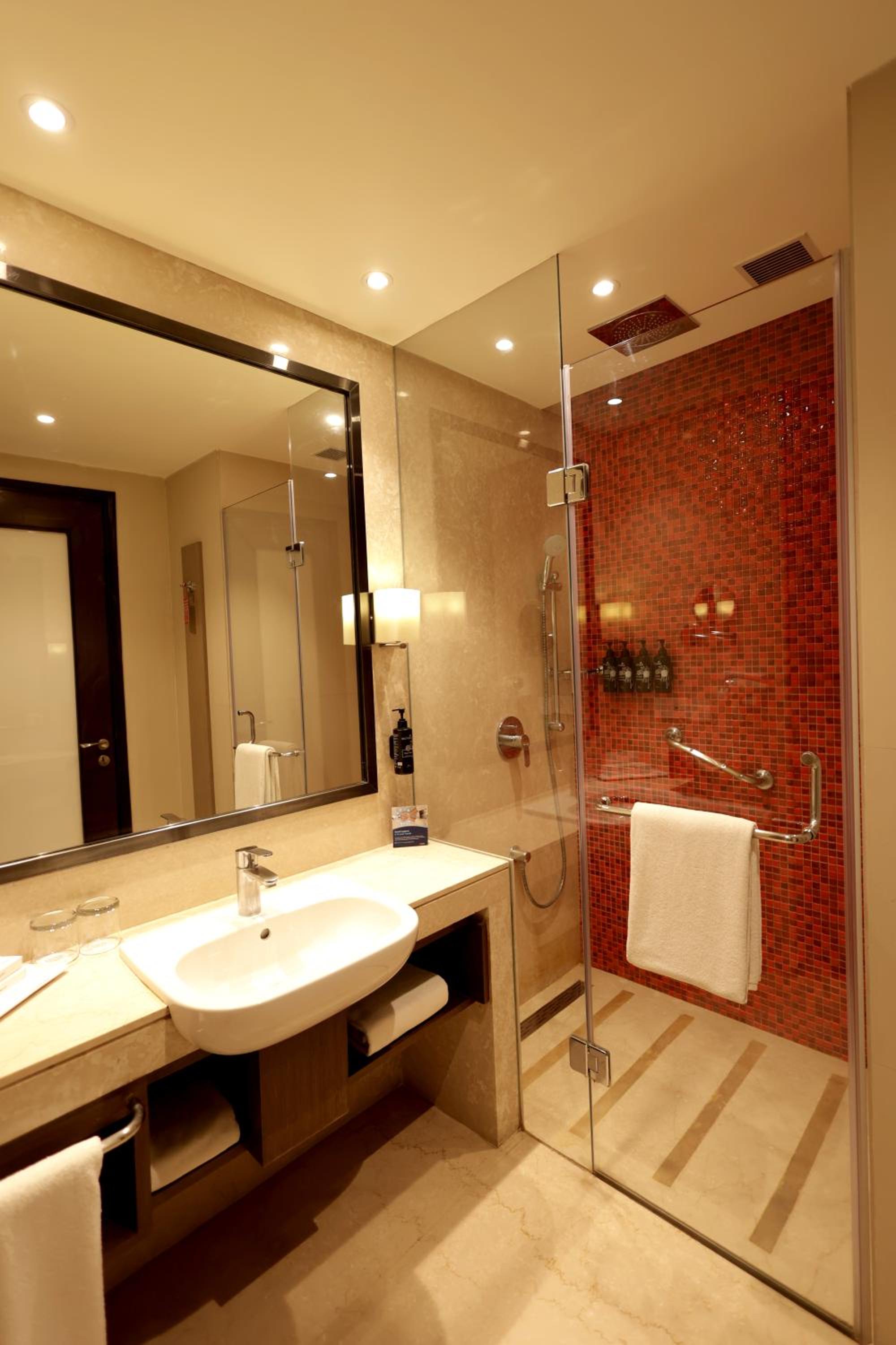 King Room - Book and Unlock Exclusive discounts - Photo 2