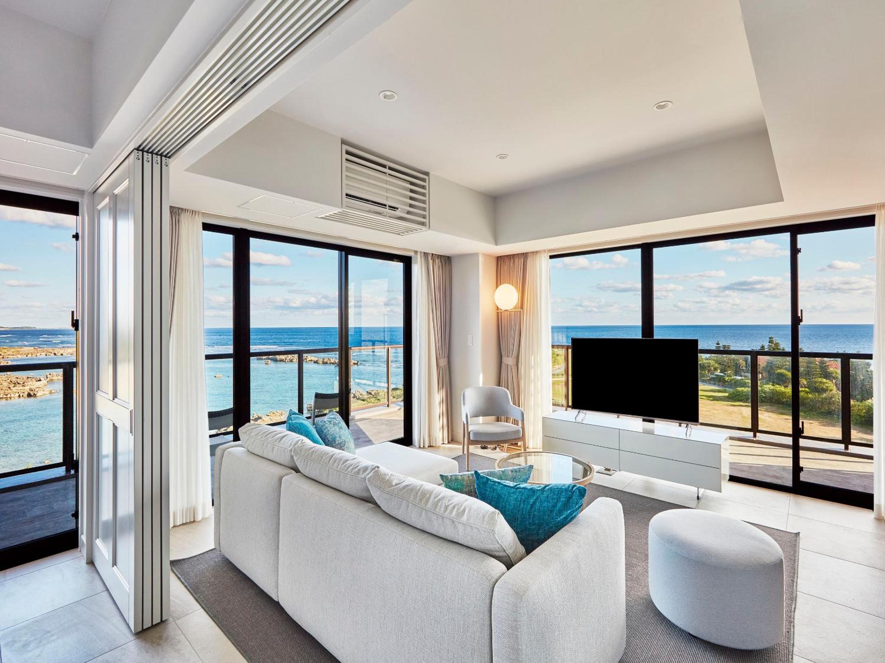 DELUXE CORNER SUITE OCEAN FRONT photo 3