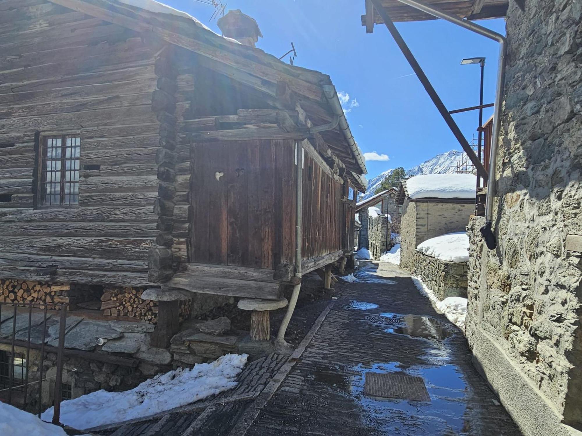 Three-Bedroom Apartment with Montain View photo 2