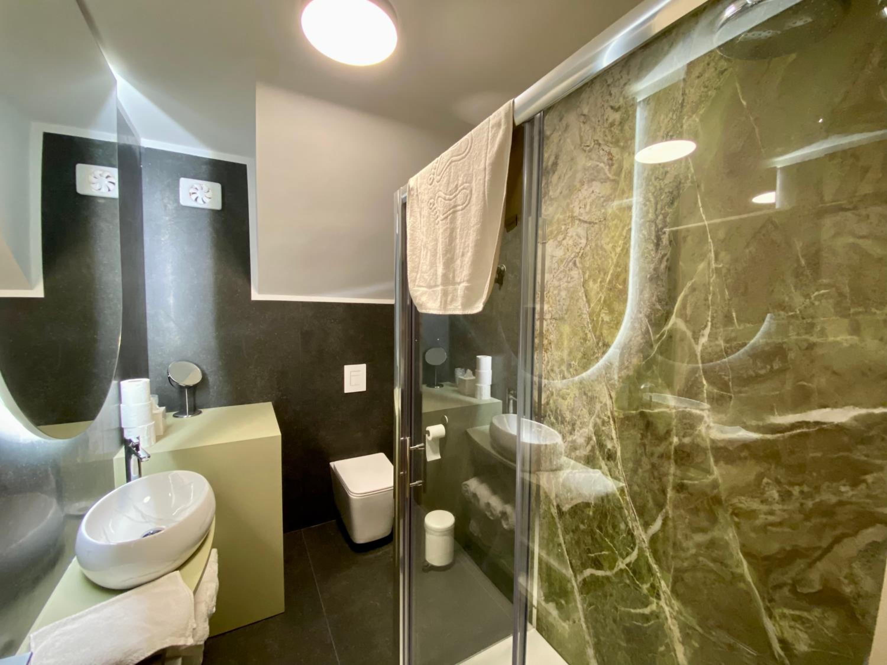 Family Room with Private Bathroom photo 3