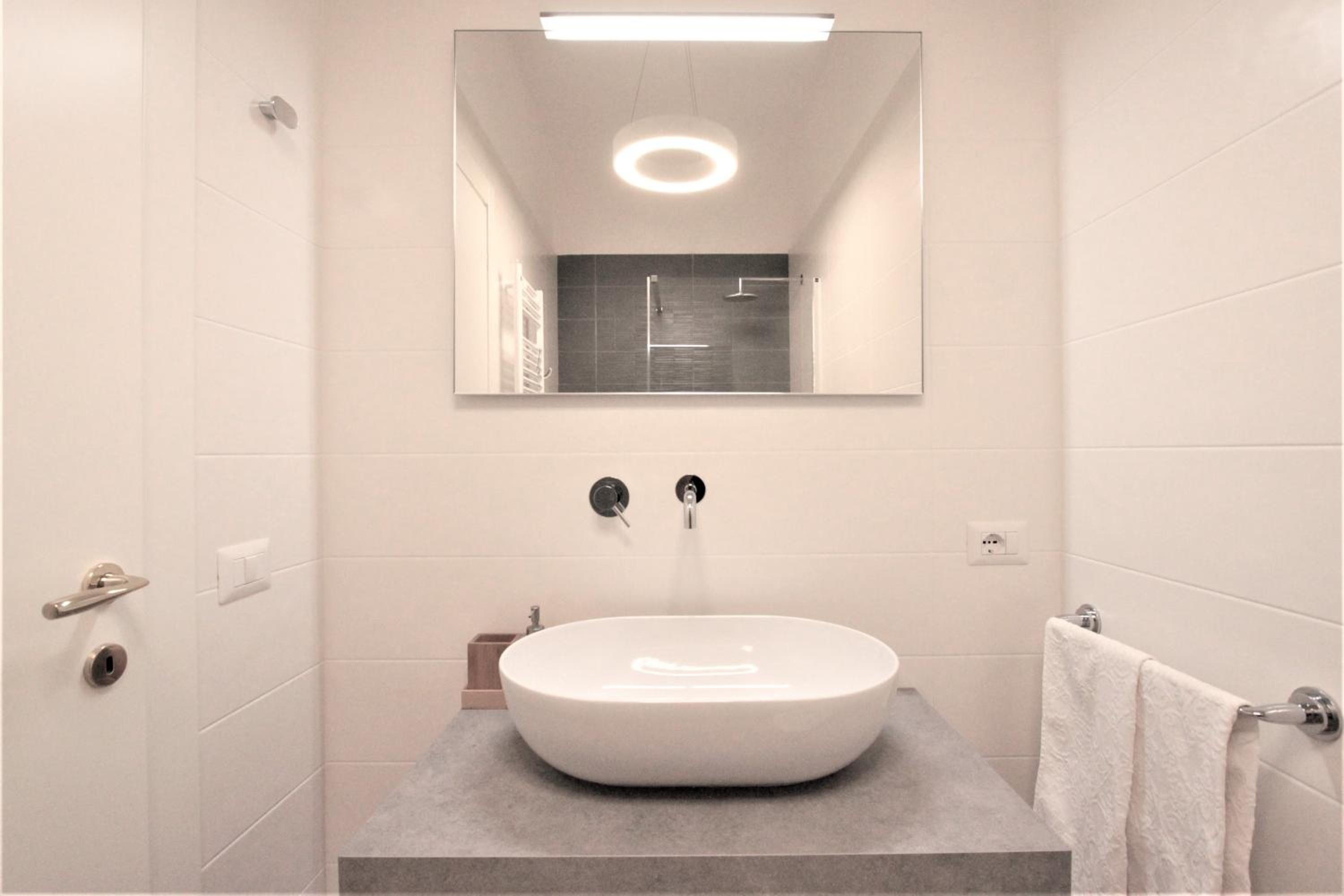 Double Room with Balcony - Photo 9