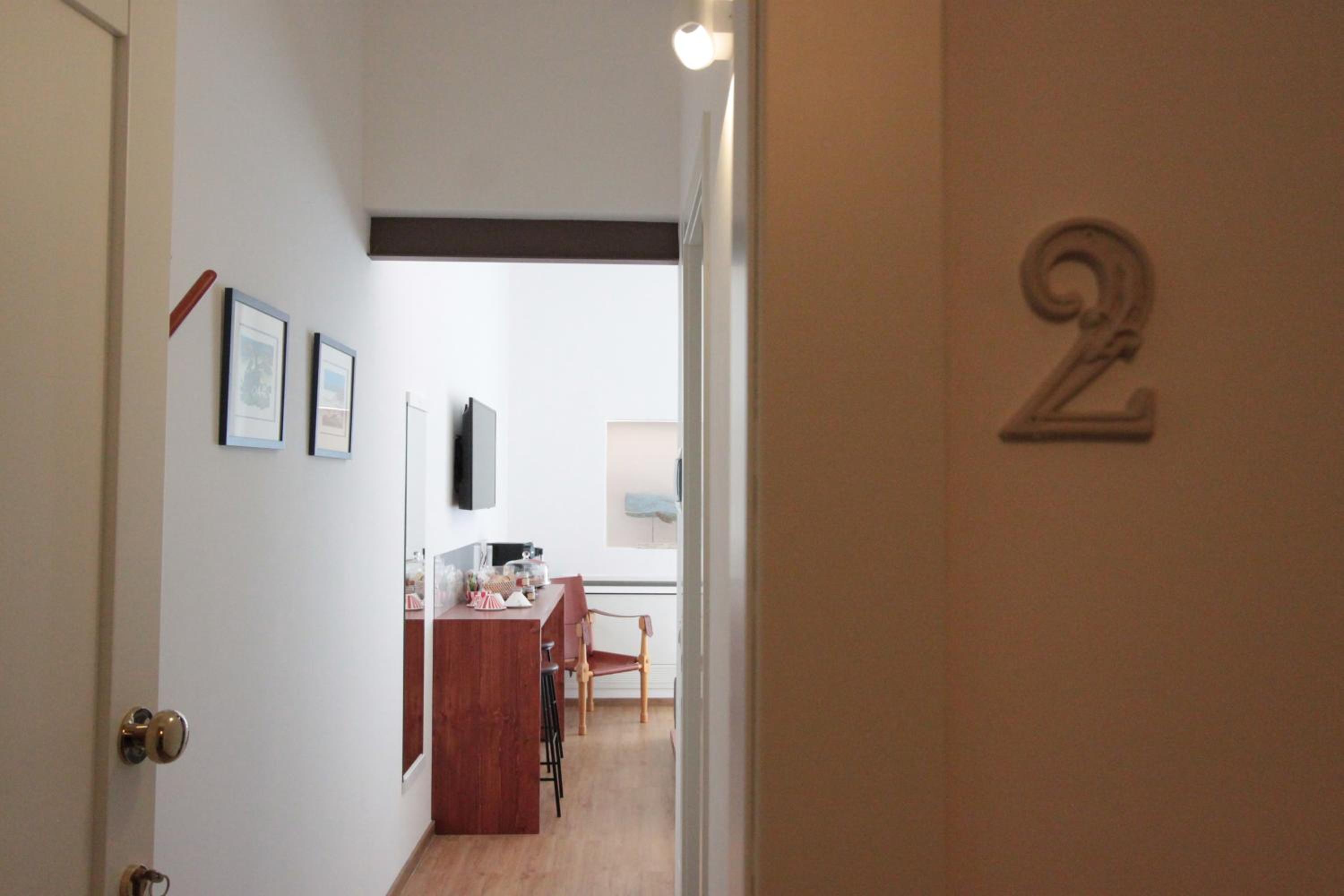 Double Room with Balcony - Photo 8