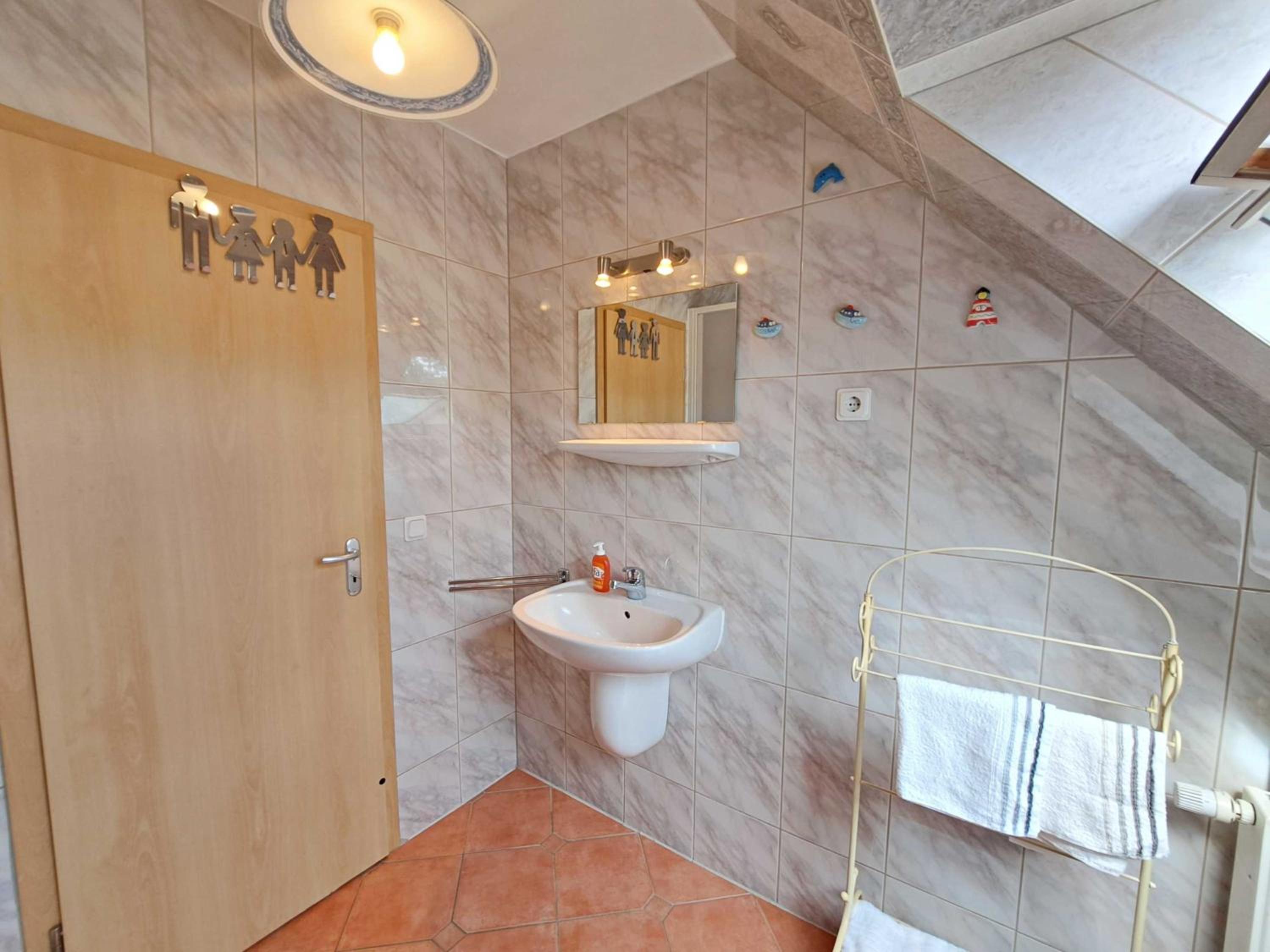 One-Bedroom Apartment with Shower photo 2