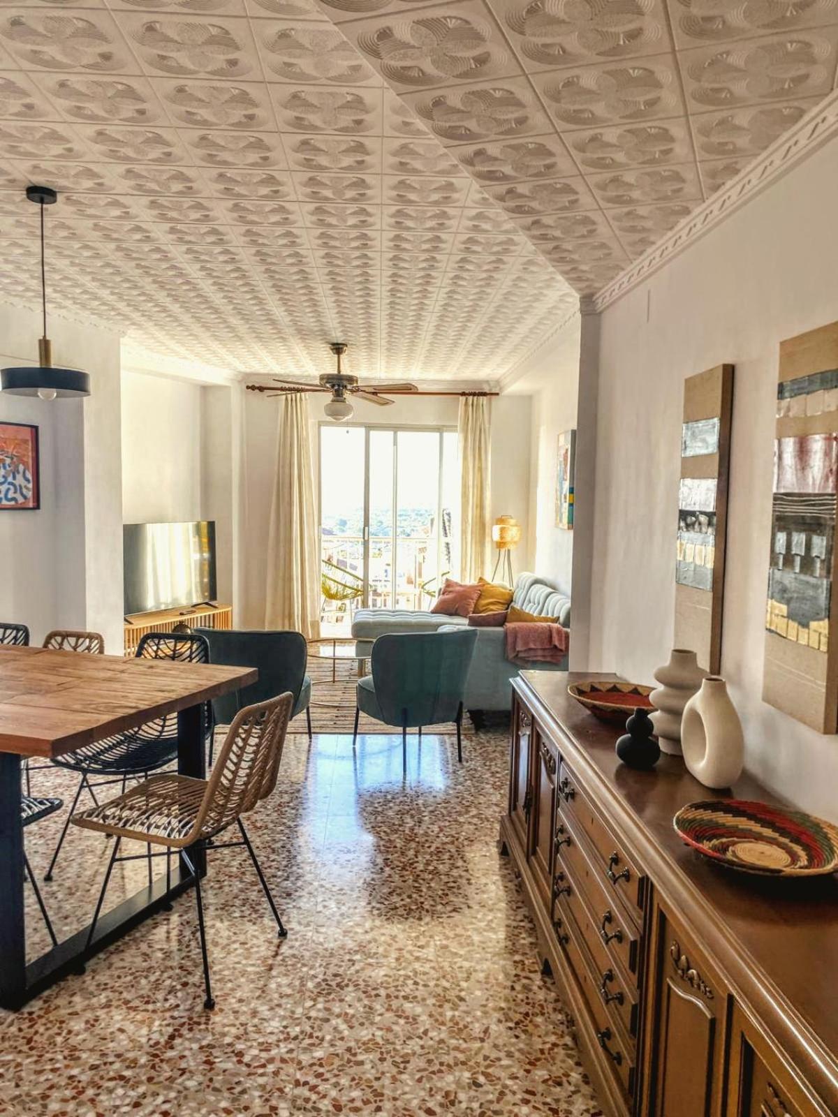 Apartamento de cuatro habitaciones con balcón