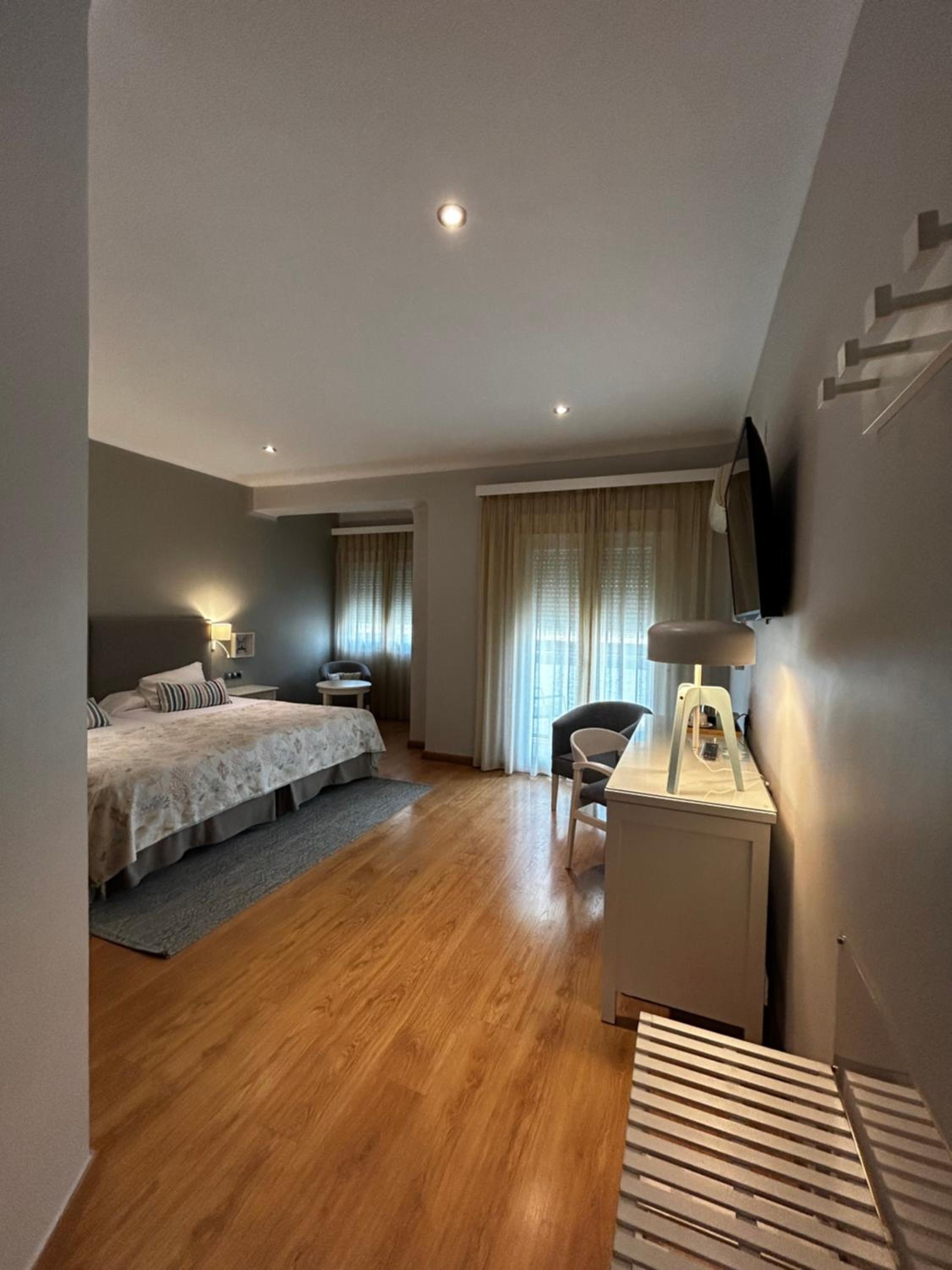 Superior Twin Room with City View - Photo 4