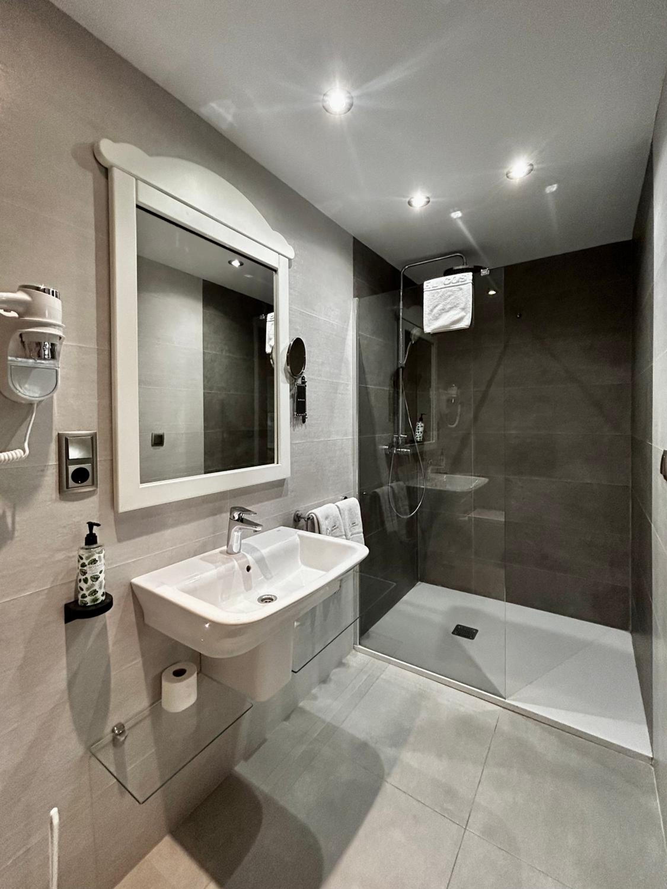 Superior Double Room with City View - Photo 1