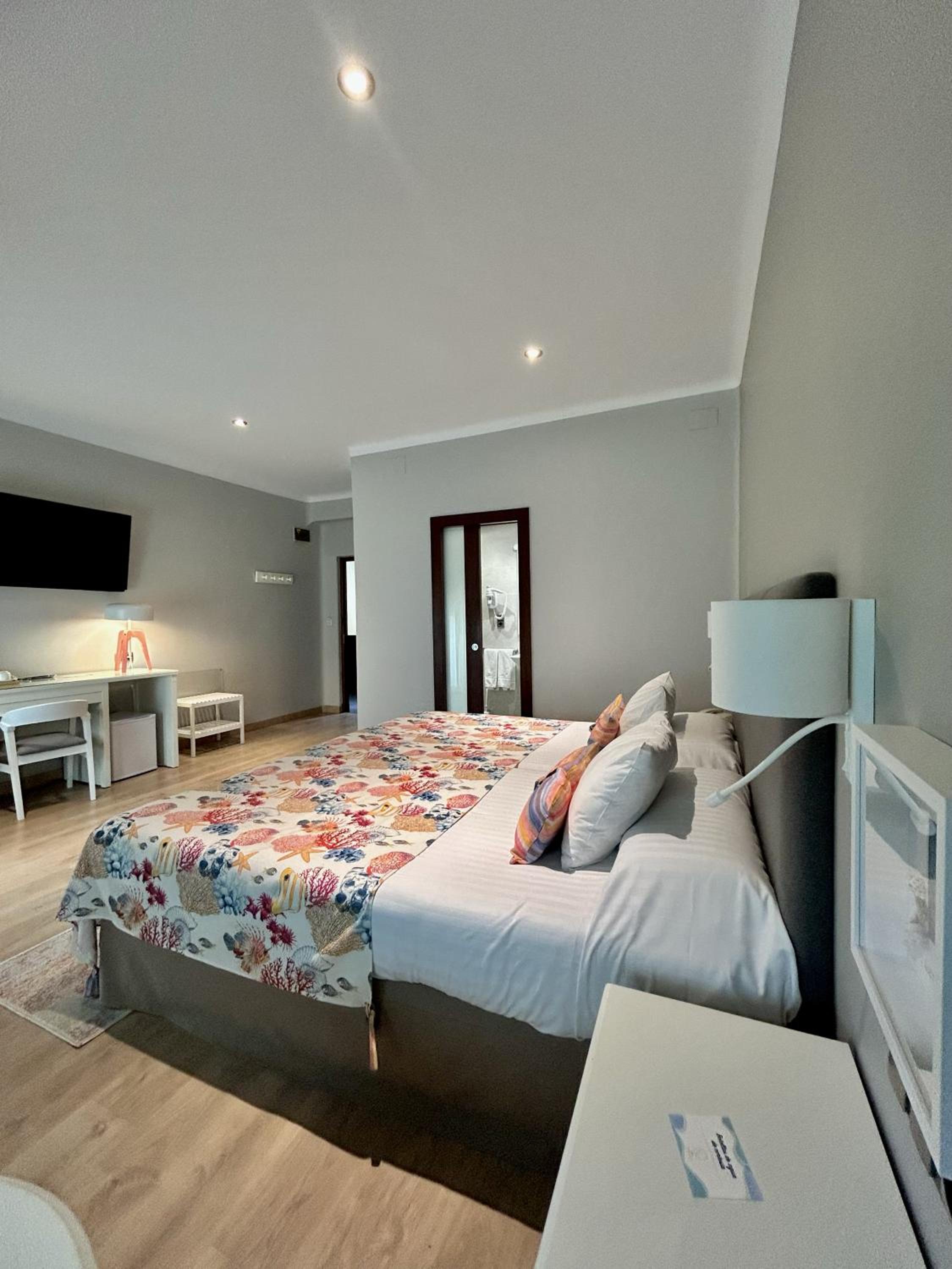 Superior Twin Room with City View - Photo 5