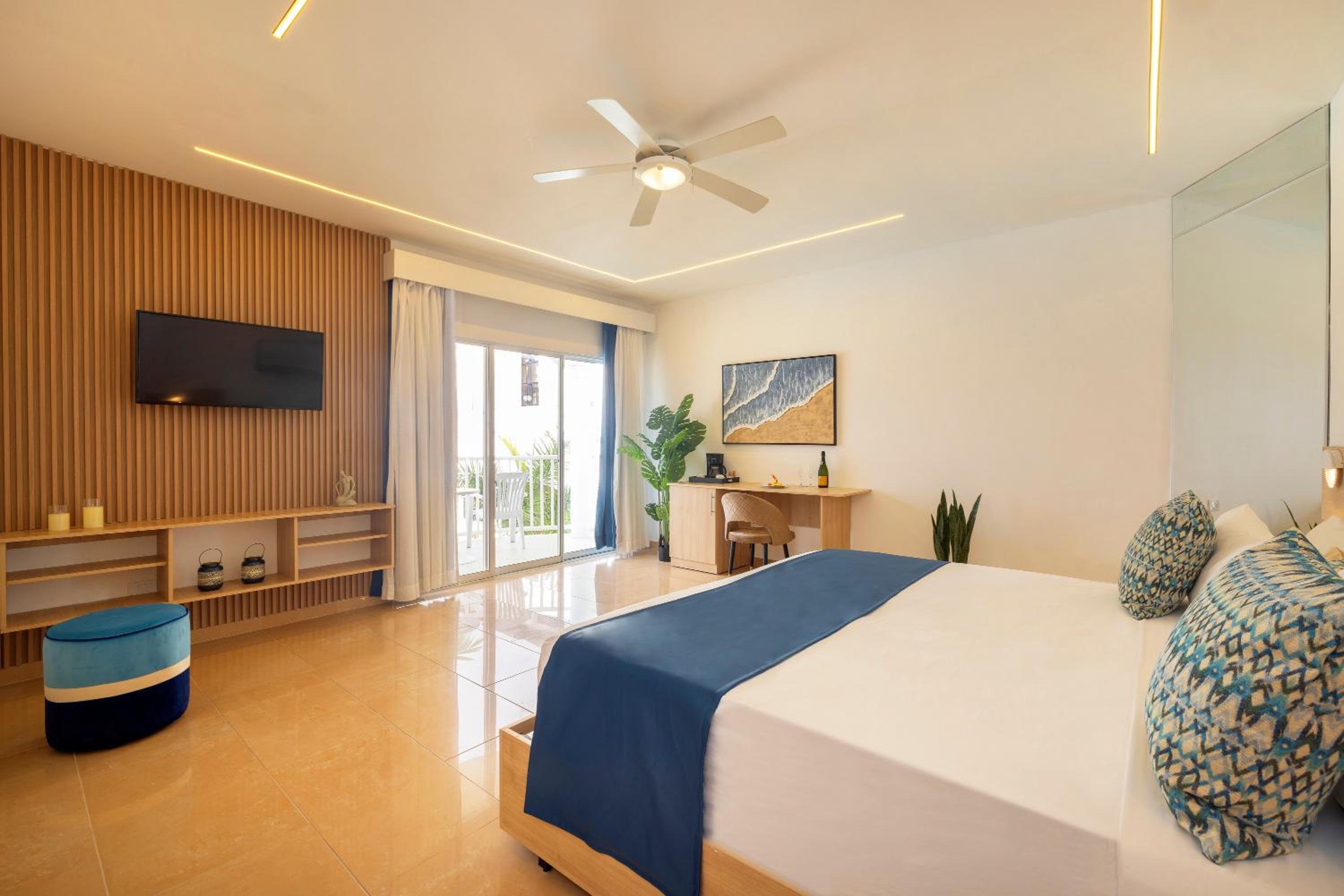 Double Room with Sea View thumbnail 5