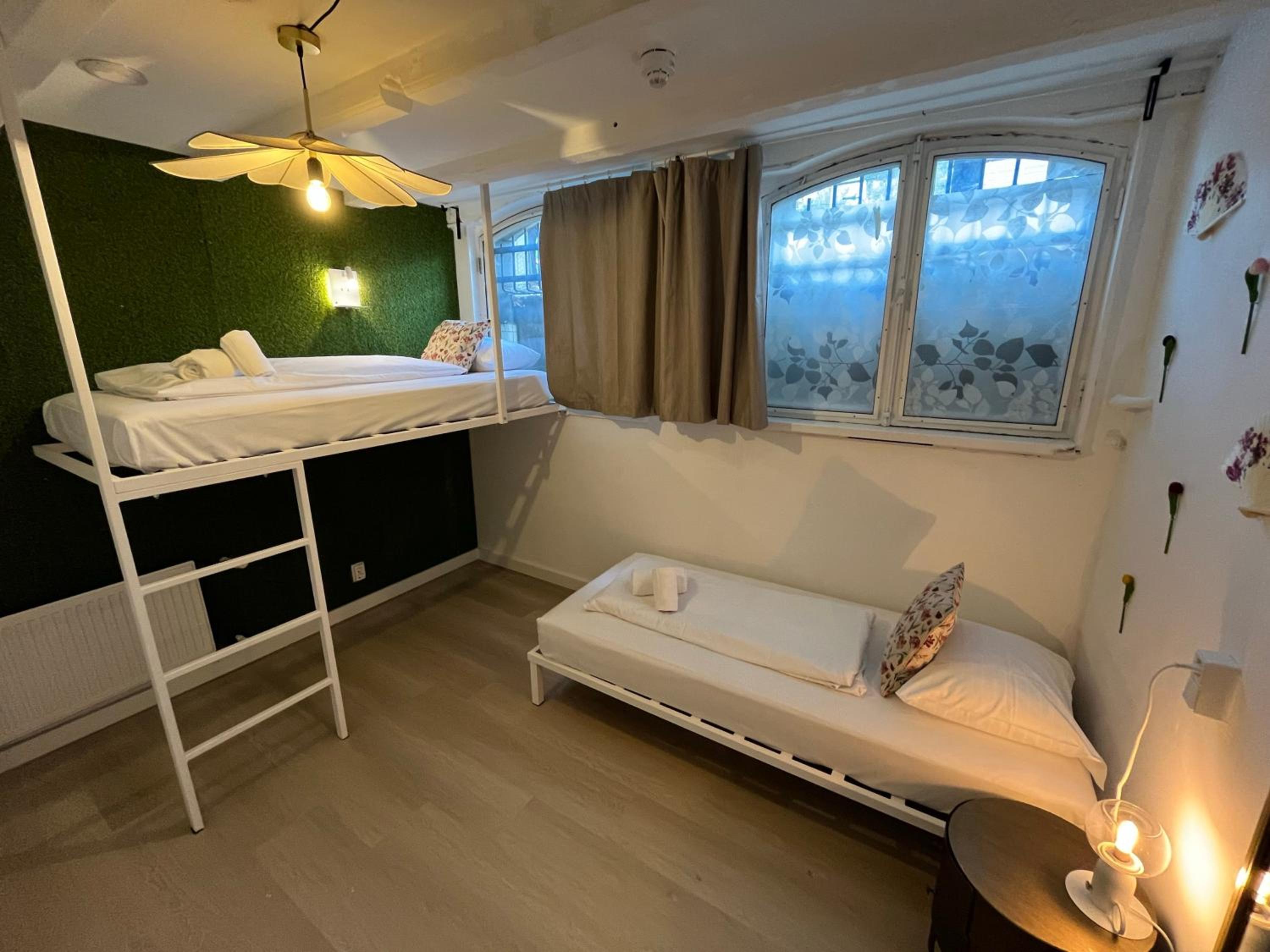 Twin Room with Private Bathroom photo 1