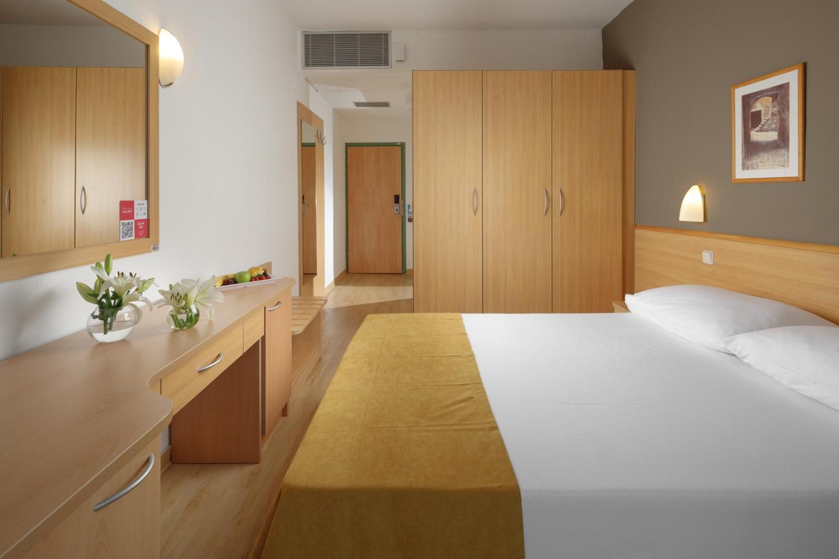 Economy Single Room - Park Side photo 2