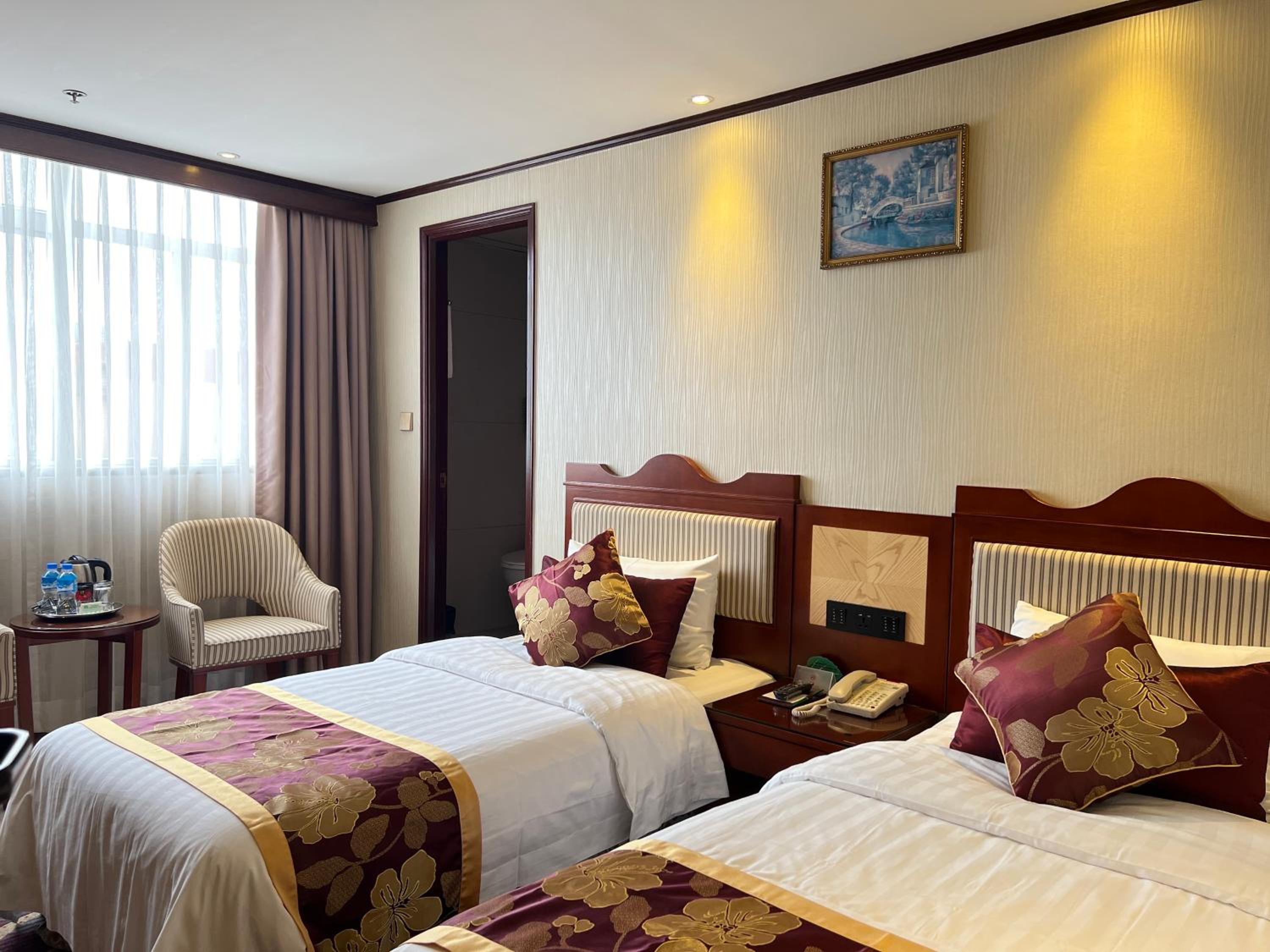 Standard Twin Room - Photo 3