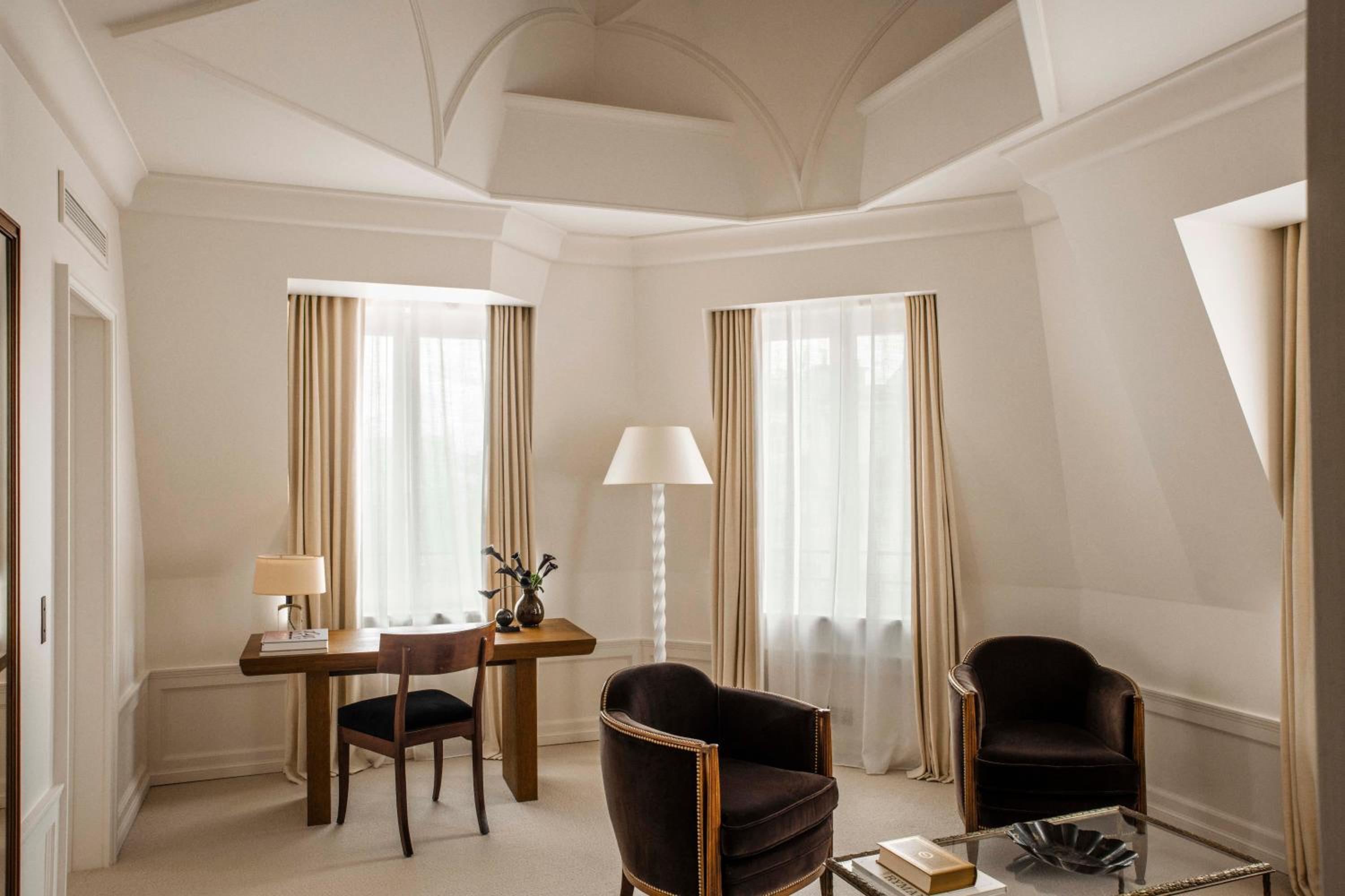 Suite with view on the Eiffel Tower