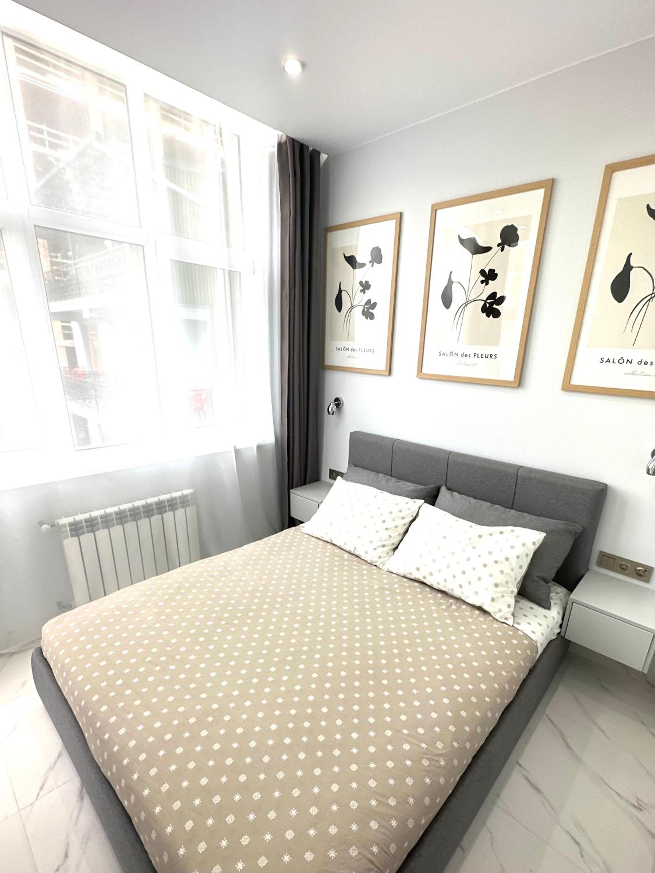 One-Bedroom Apartment photo 1