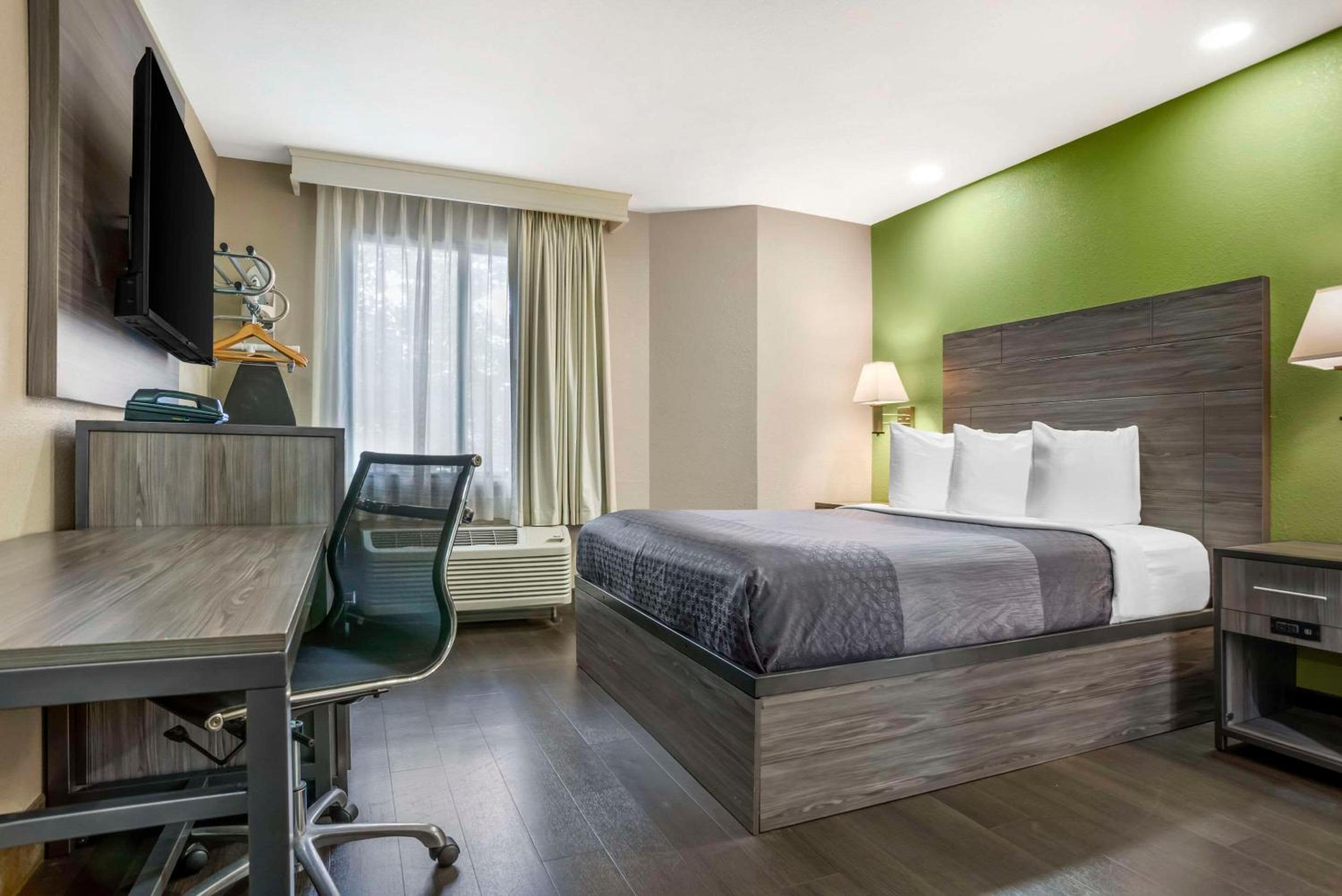Executive Queen Room with Two Queen Beds - Non-Smoking - Photo 1