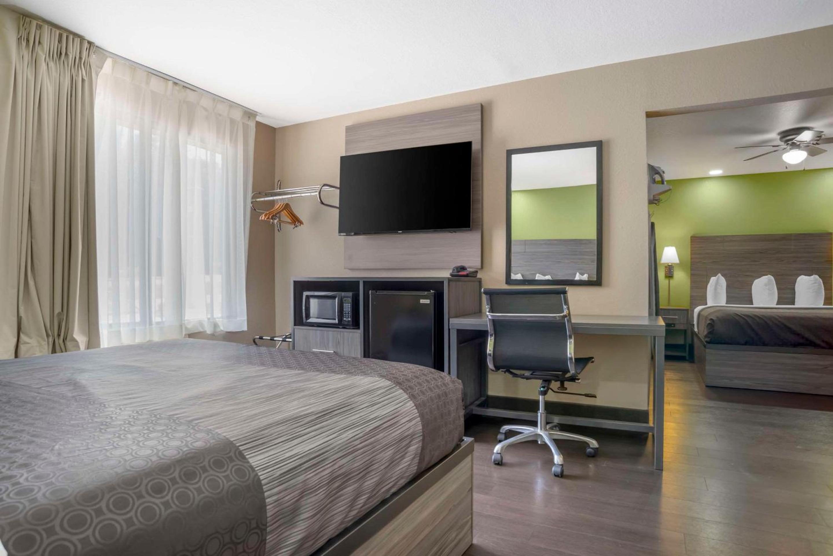 Queen Room with Two Queen Beds - Accessible/Non-Smoking  - Photo 5