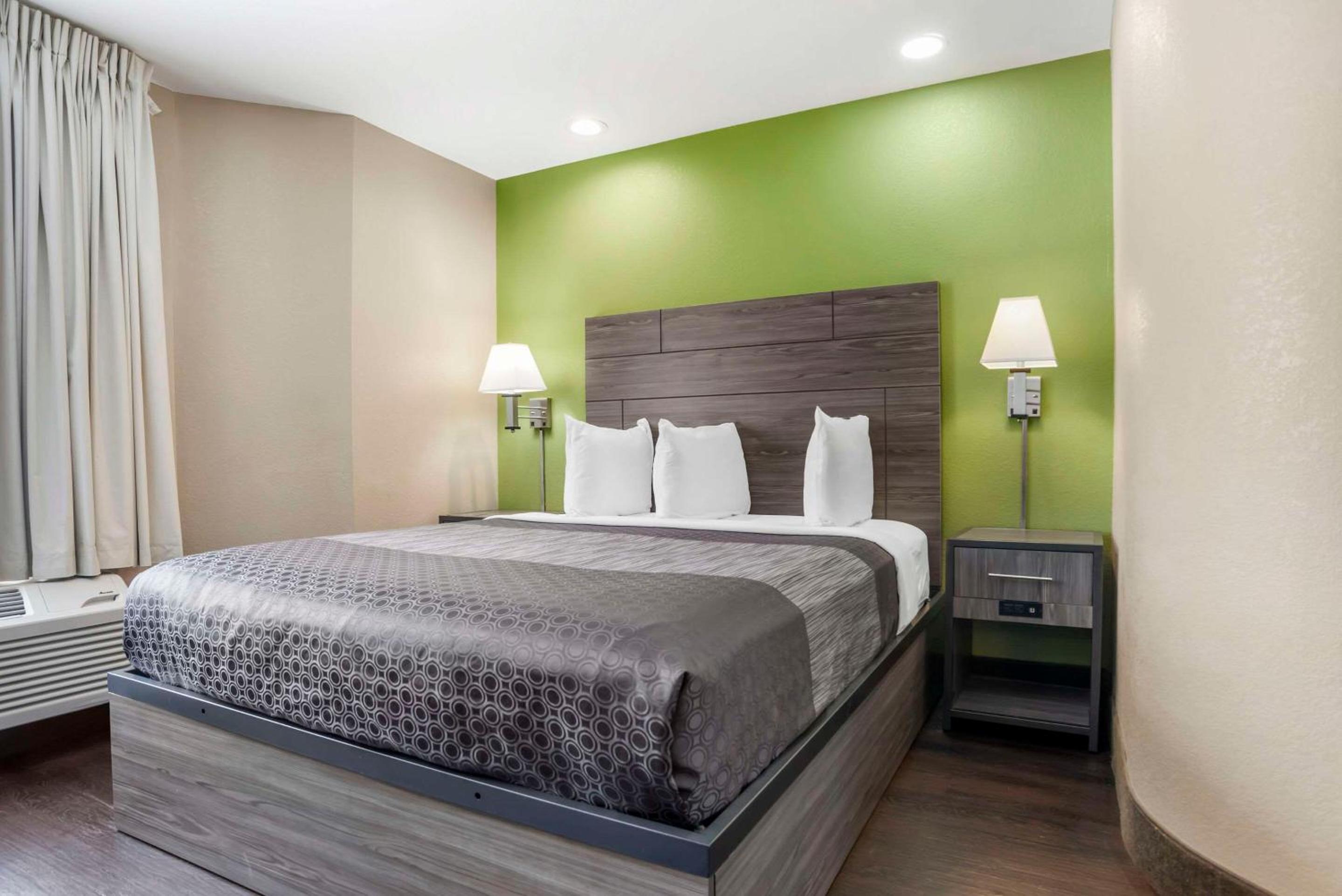Executive Queen Room with Two Queen Beds - Non-Smoking - Photo 5