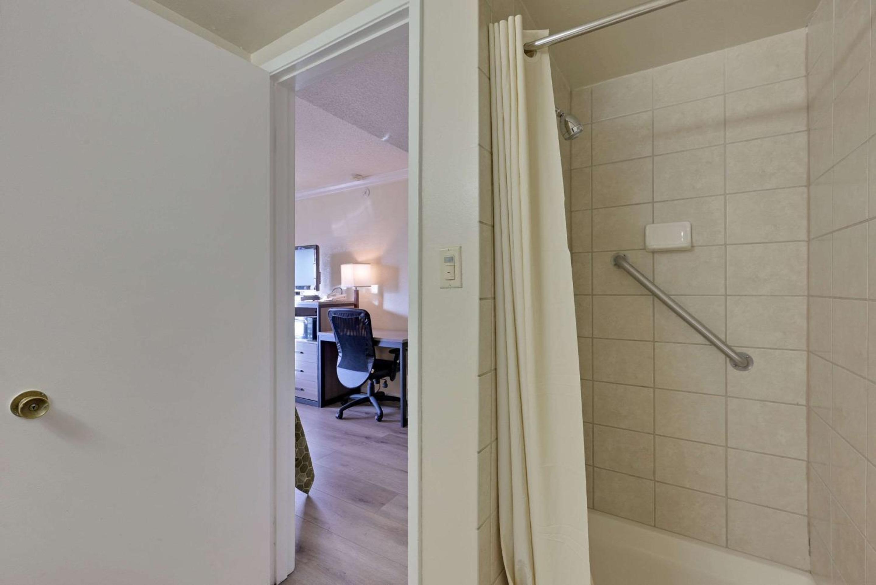 Queen Room with Two Queen Beds - Non-Smoking - Photo 11