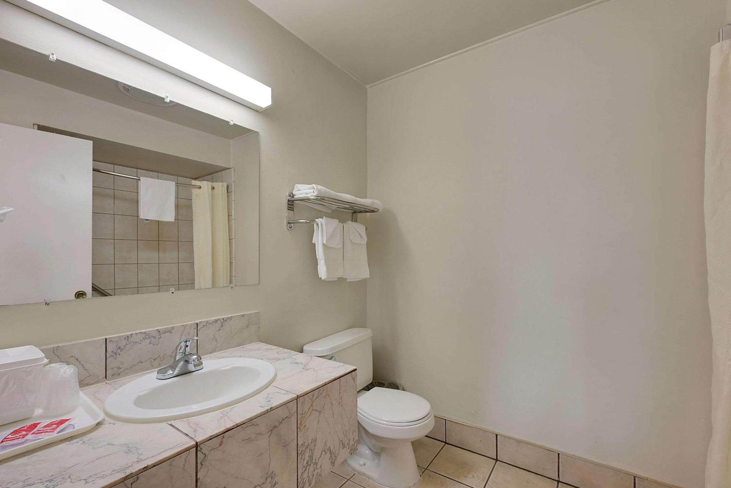 King Room - Non-Smoking - Photo 3