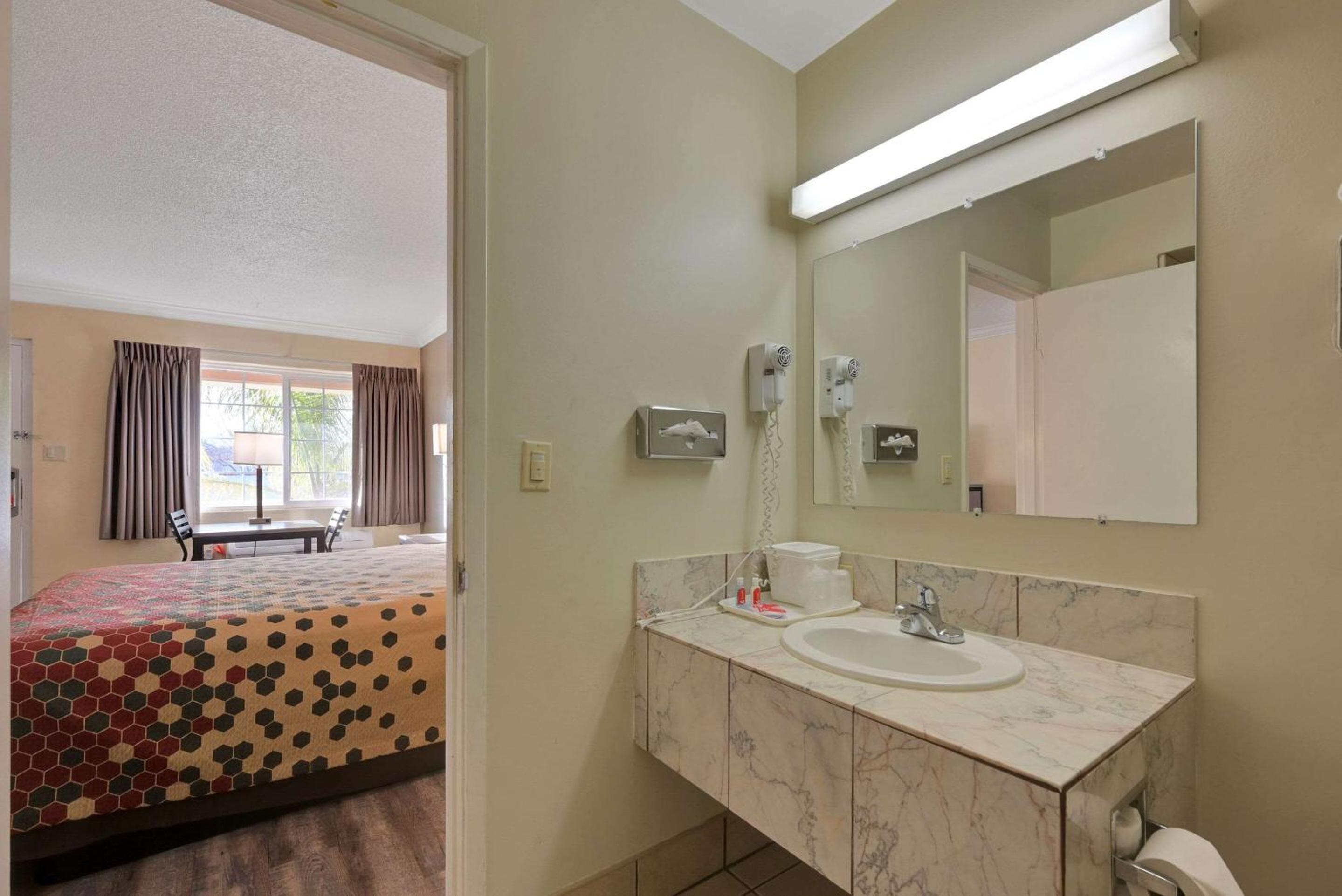 King Room - Non-Smoking - Photo 11