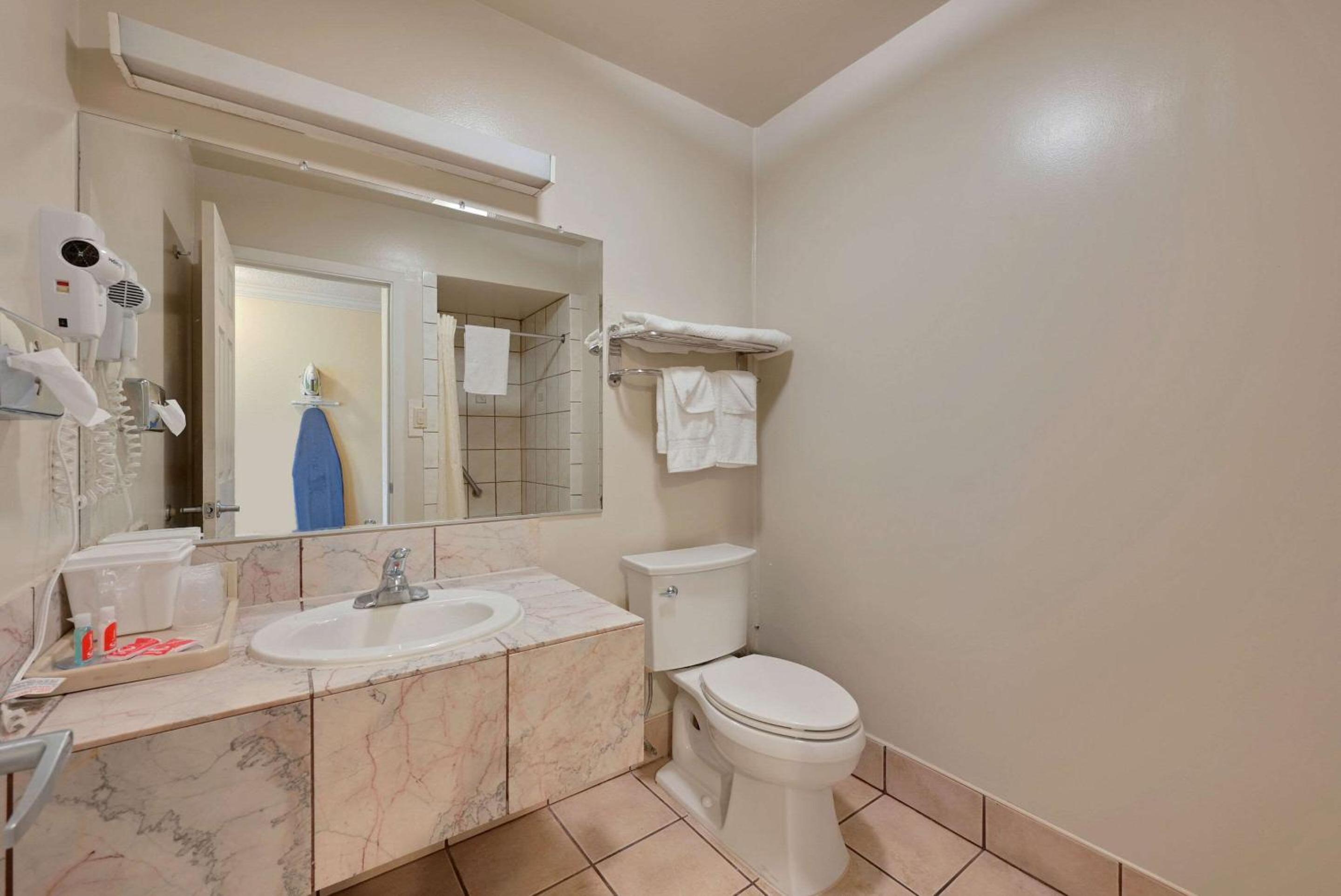 Queen Room - Non-Smoking - Photo 15
