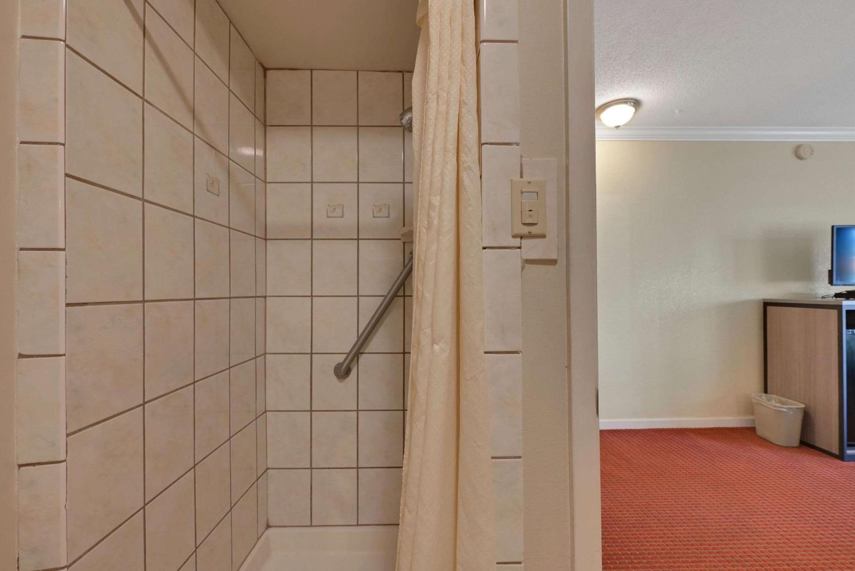Queen Room - Non-Smoking - Photo 16