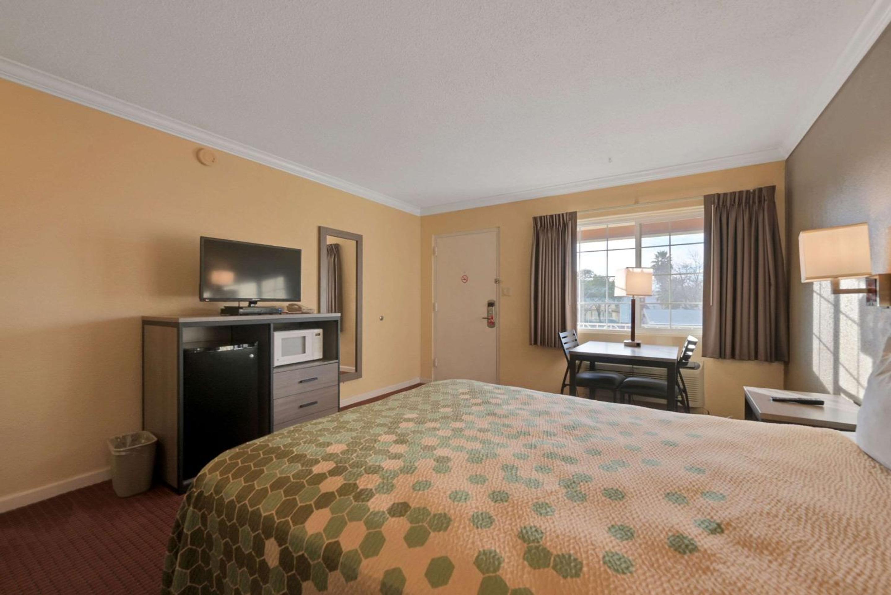 Queen Room - Non-Smoking - Photo 11