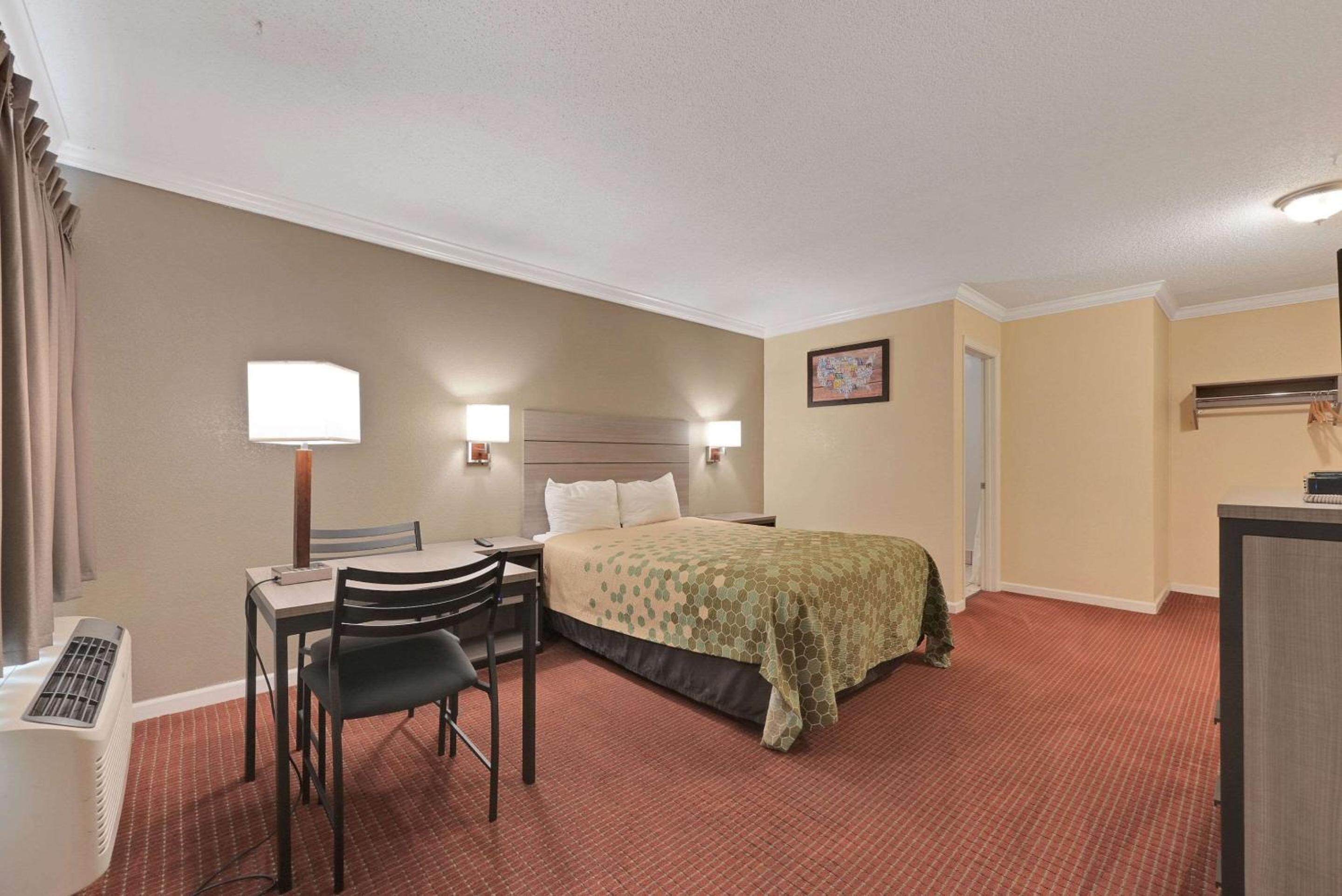 Queen Room - Non-Smoking - Photo 14
