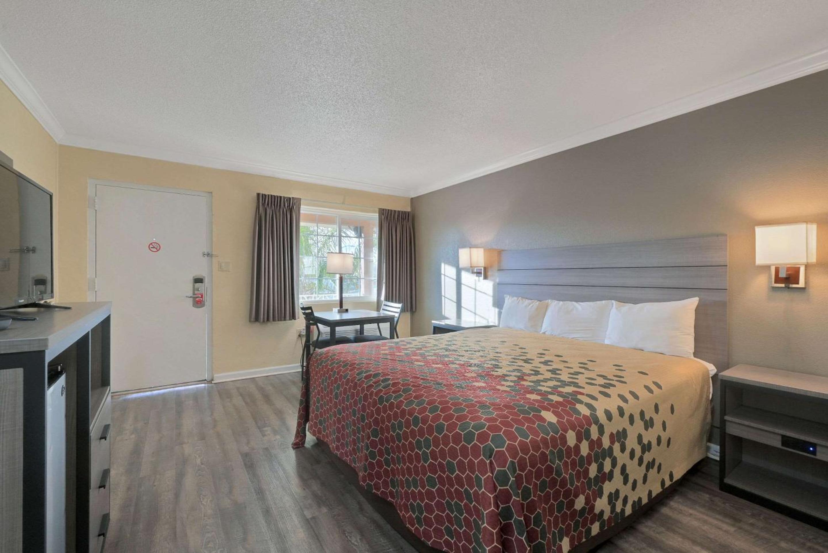 King Room - Non-Smoking - Photo 12